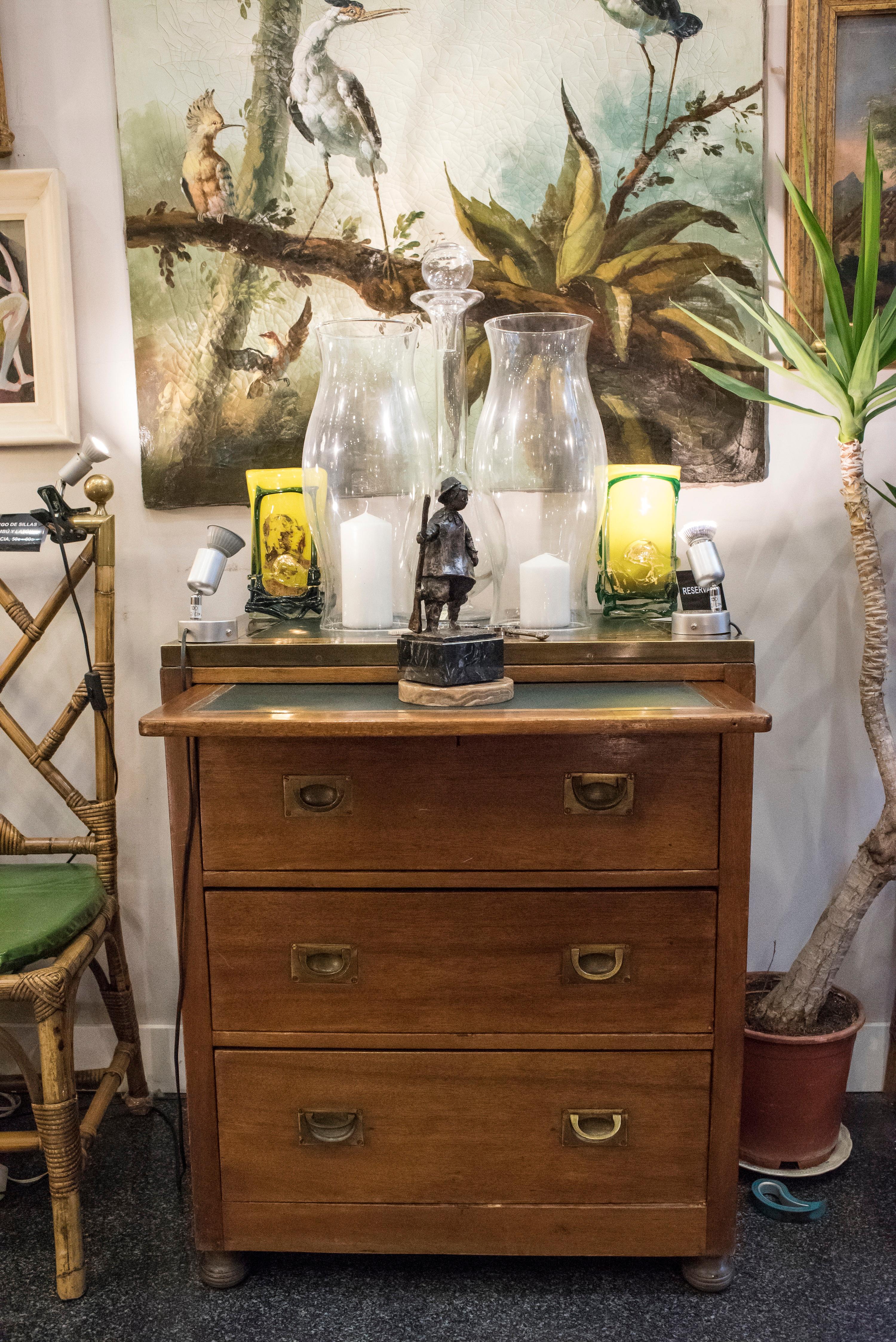 A very cute small 19th century English camphor boat chest of drawers with leather on the top and an auxiliar table for desk, with brass handles in nautic style.
With brass handles on the both sides.
Camphor is the only wood that doesn’t have