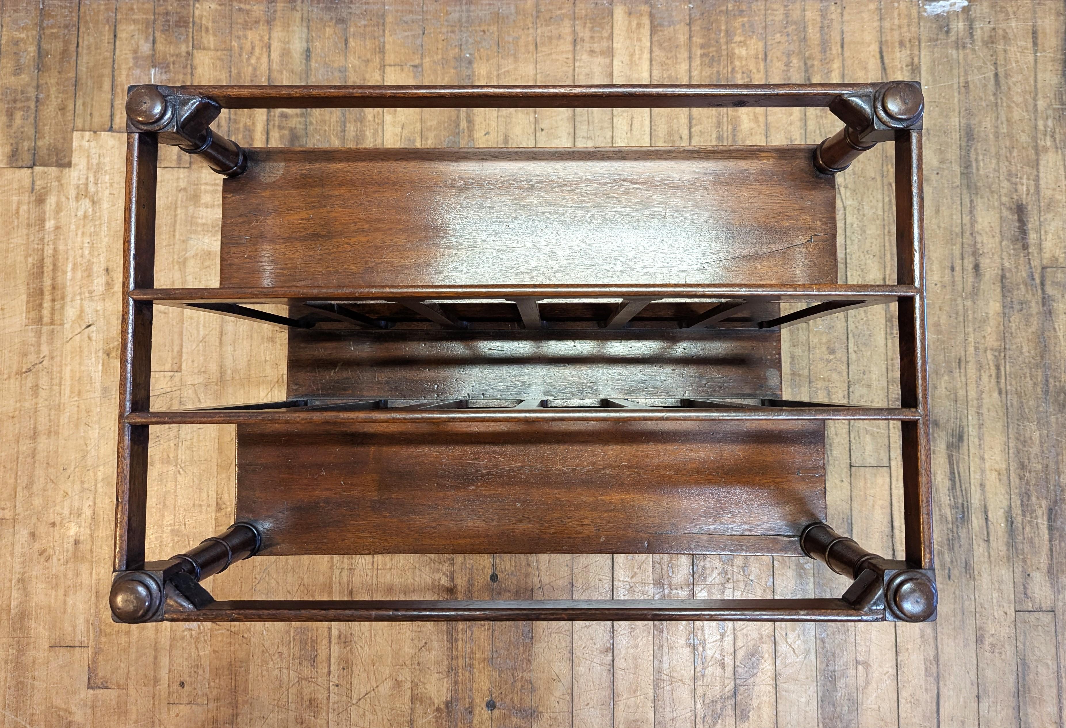 Caja para libros Canterbury inglesa del siglo XIX Inglés en venta