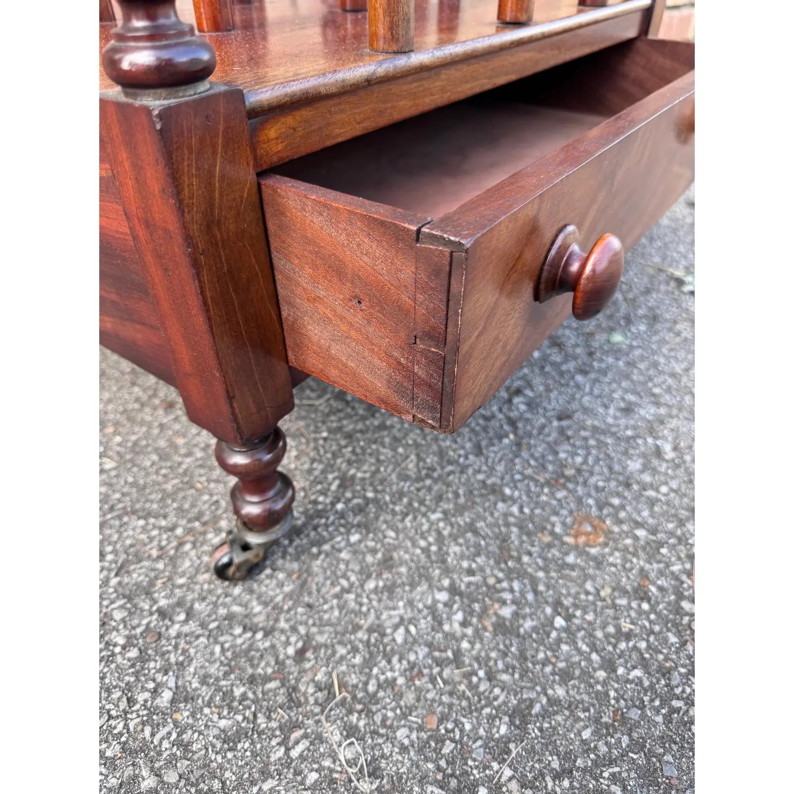 Si tratta di una meravigliosa rastrelliera Canterbury inglese del XIX secolo. Presenta deliziosi finali a sfera torniti e tre sezioni con supporti e cassetto inferiore funzionante. Bellissima patina creata da oltre 100 anni di invecchiamento. È