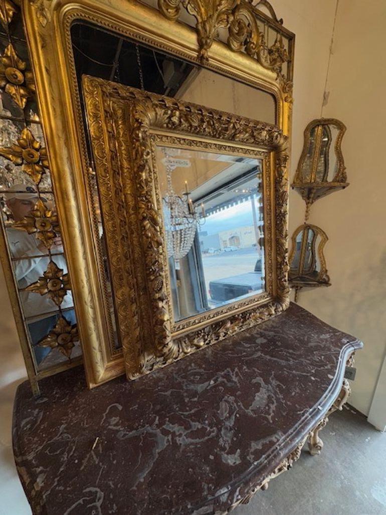 Rehaussez votre espace avec le charme du 19ème siècle grâce à notre exquis miroir anglais sculpté et doré. Le cadre sculpté de manière complexe apporte une touche d'élégance intemporelle à n'importe quelle pièce. Cette pièce témoigne du savoir-faire