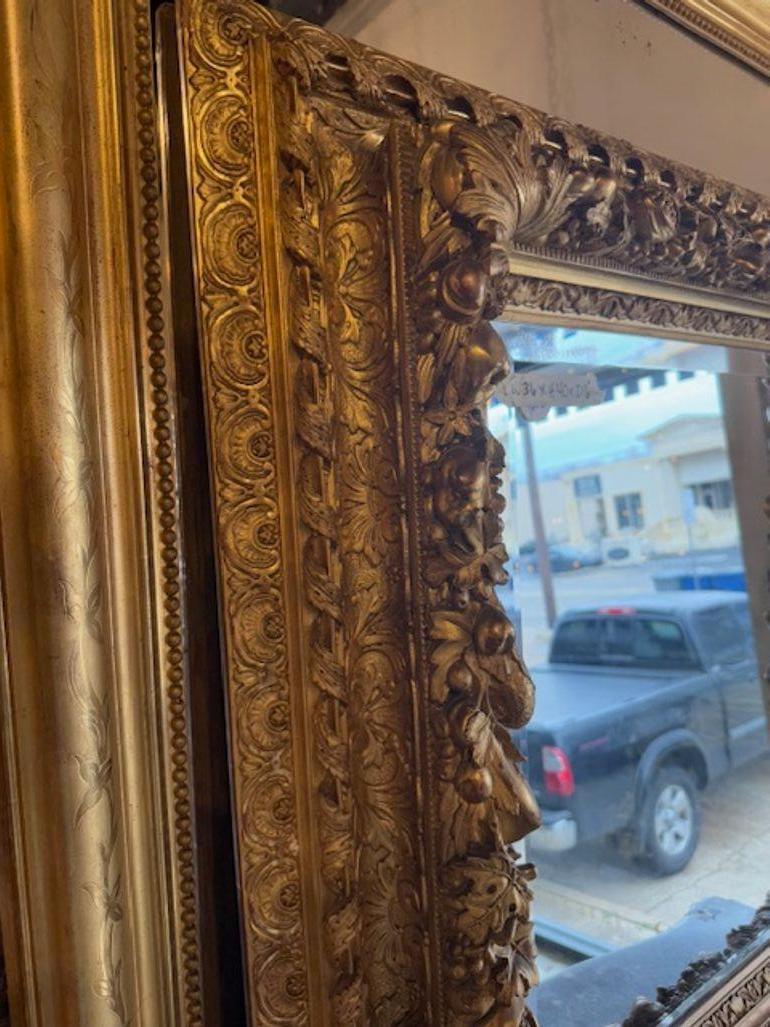 Anglais Miroir anglais du XIXe siècle en bois sculpté et doré en vente