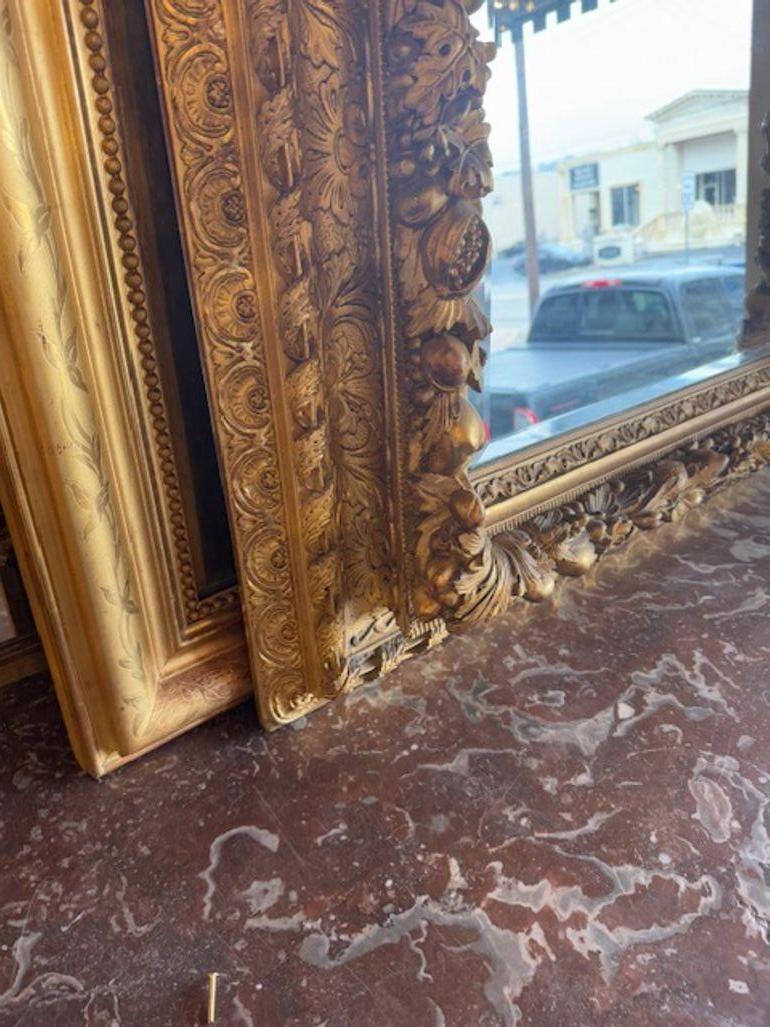 Sculpté Miroir anglais du XIXe siècle en bois sculpté et doré en vente
