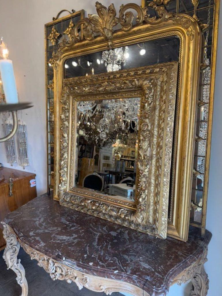 Miroir anglais du XIXe siècle en bois sculpté et doré Bon état - En vente à Dallas, TX