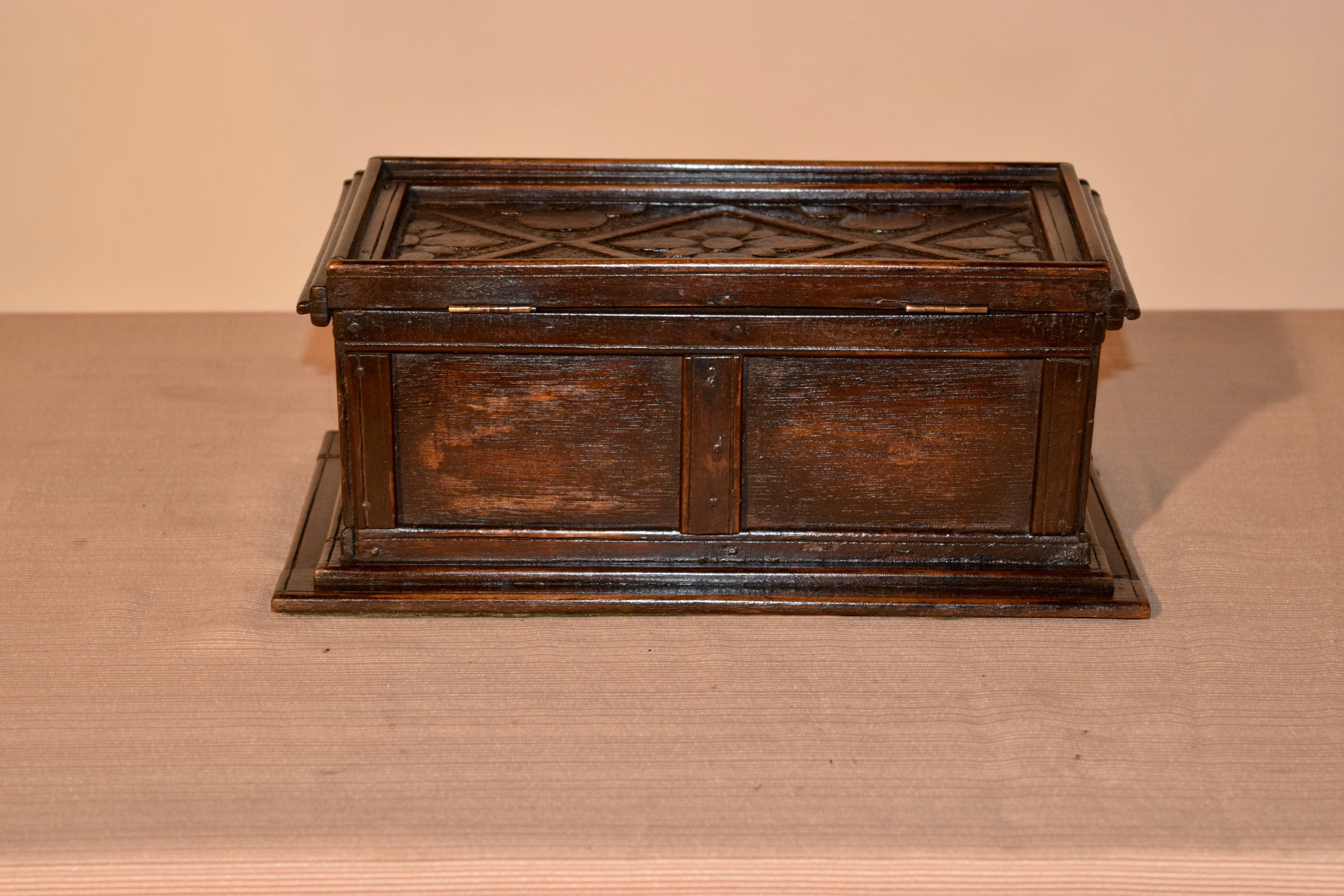 19th Century English Carved Box In Good Condition In High Point, NC