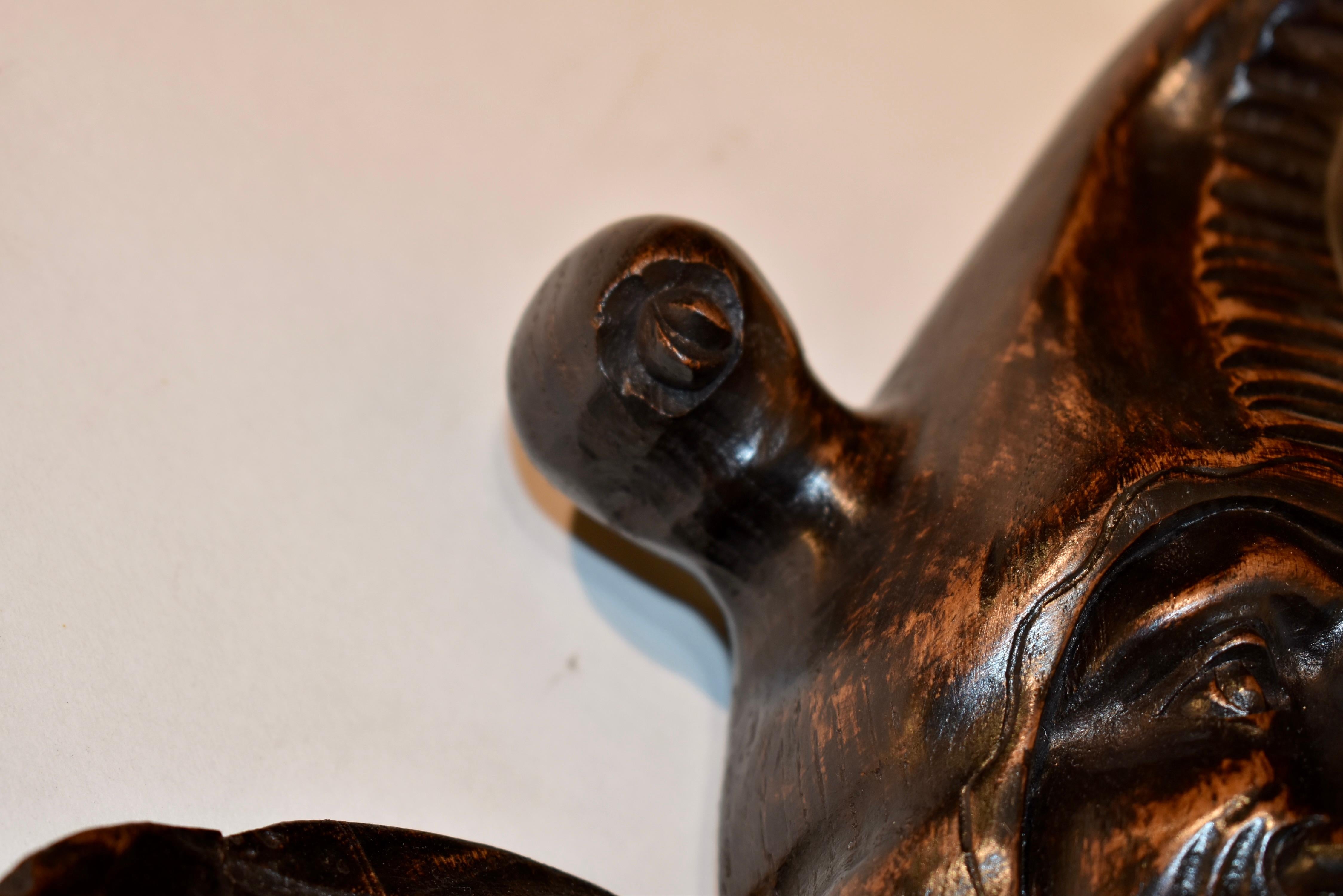 Toallero inglés tallado en madera de frutal del siglo XIX Tallado a mano en venta
