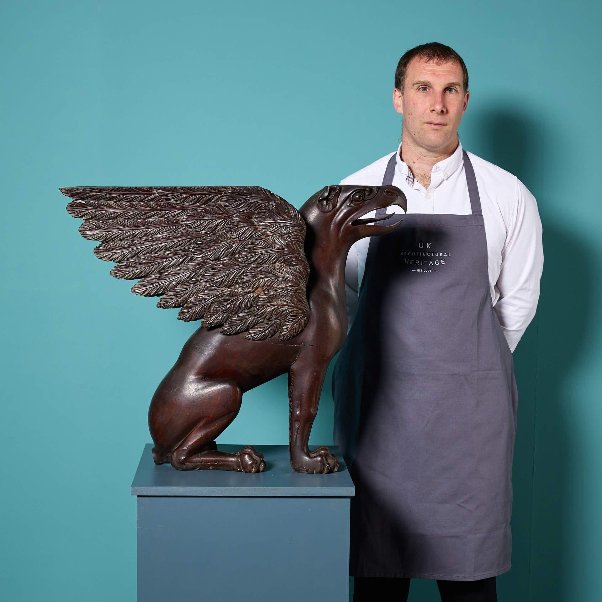 Sculpture en acajou sculpté du début du XIXe siècle représentant un griffon, vers 1820 ; l'une des deux sculptures similaires que nous avons à vendre.

Cette pièce s'inscrit dans le style du sculpteur et fabricant de meubles anglais Regency de la