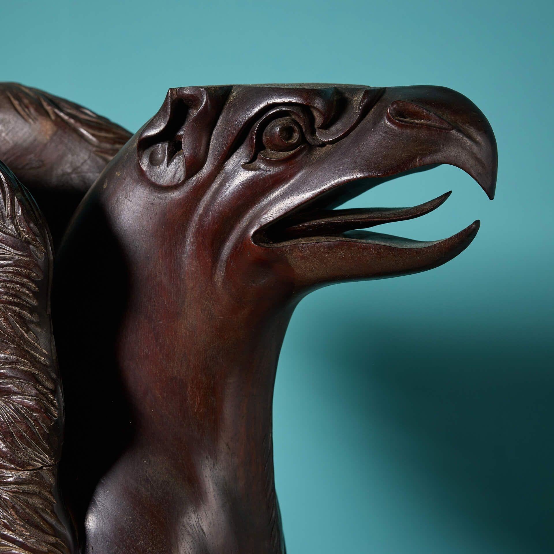 Georgien Sculpture de griffon en acajou sculpté du 19e siècle, Angleterre en vente