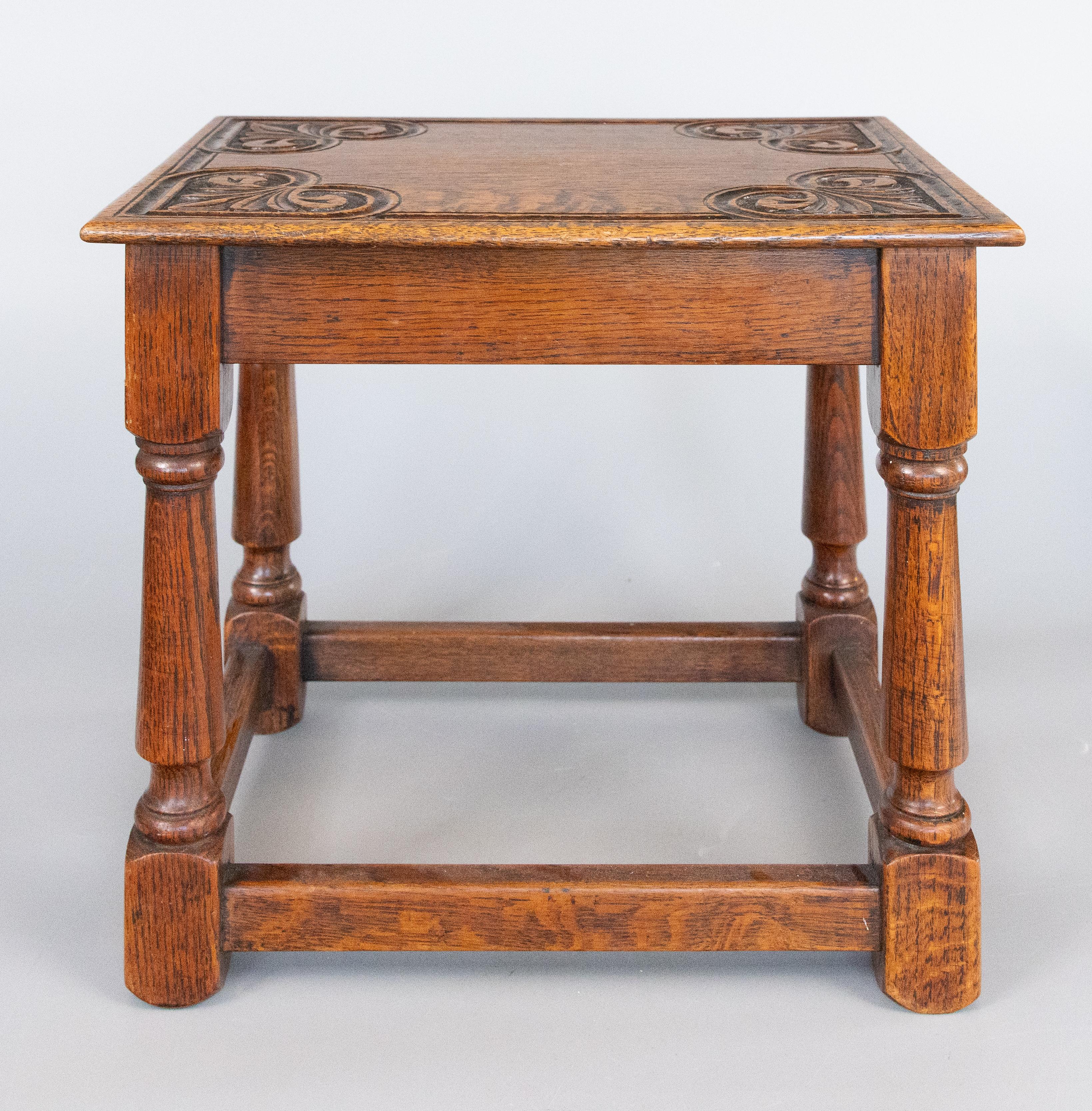 Magnífico taburete inglés antiguo del siglo XIX, de roble, con la parte superior tallada a mano y las patas torneadas. Este encantador taburete sería estupendo como asiento extra y también perfecto como mesa auxiliar para bebidas o tu libro