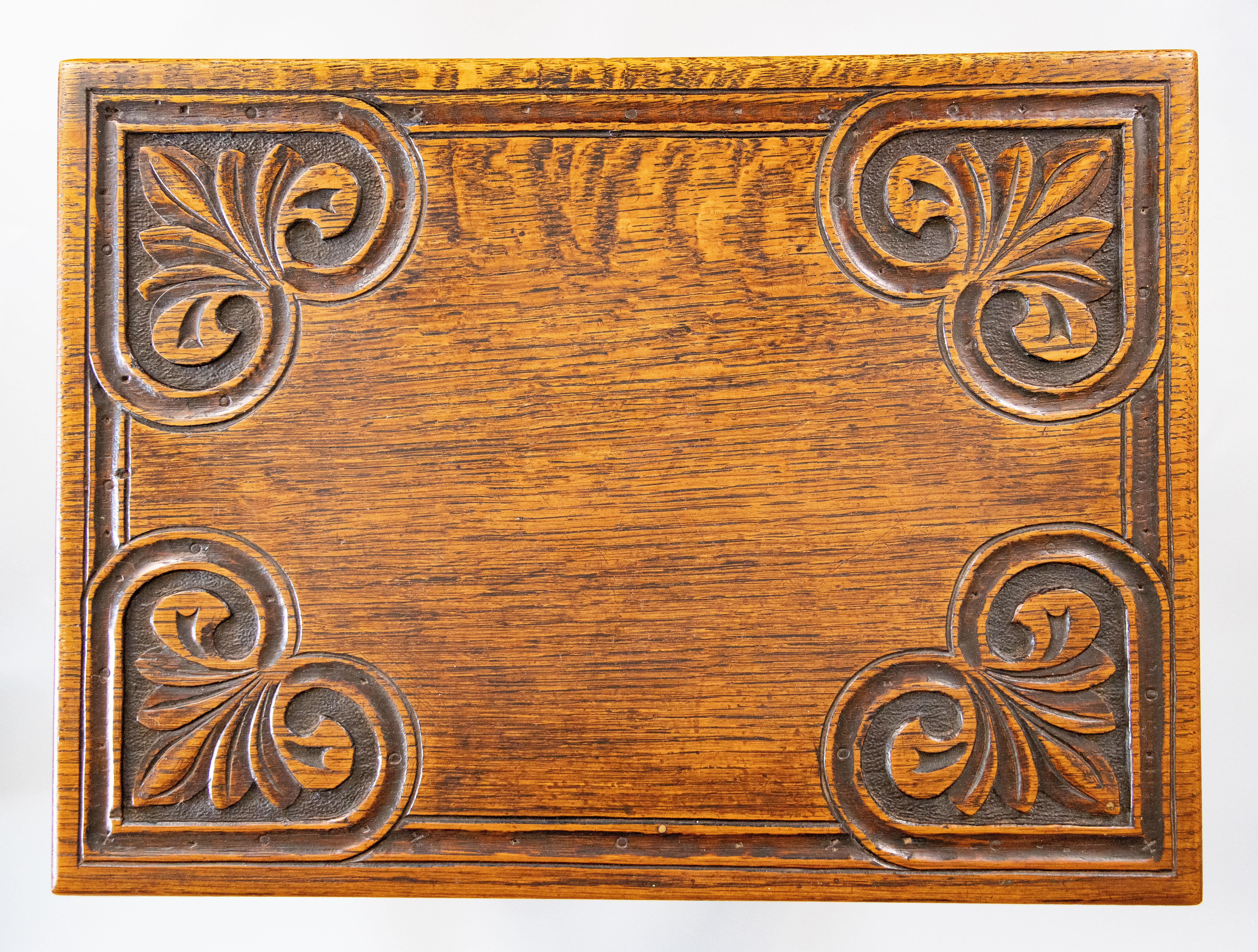 Mesa auxiliar de madera de roble tallada inglesa del siglo XIX con clavijas Inglés en venta