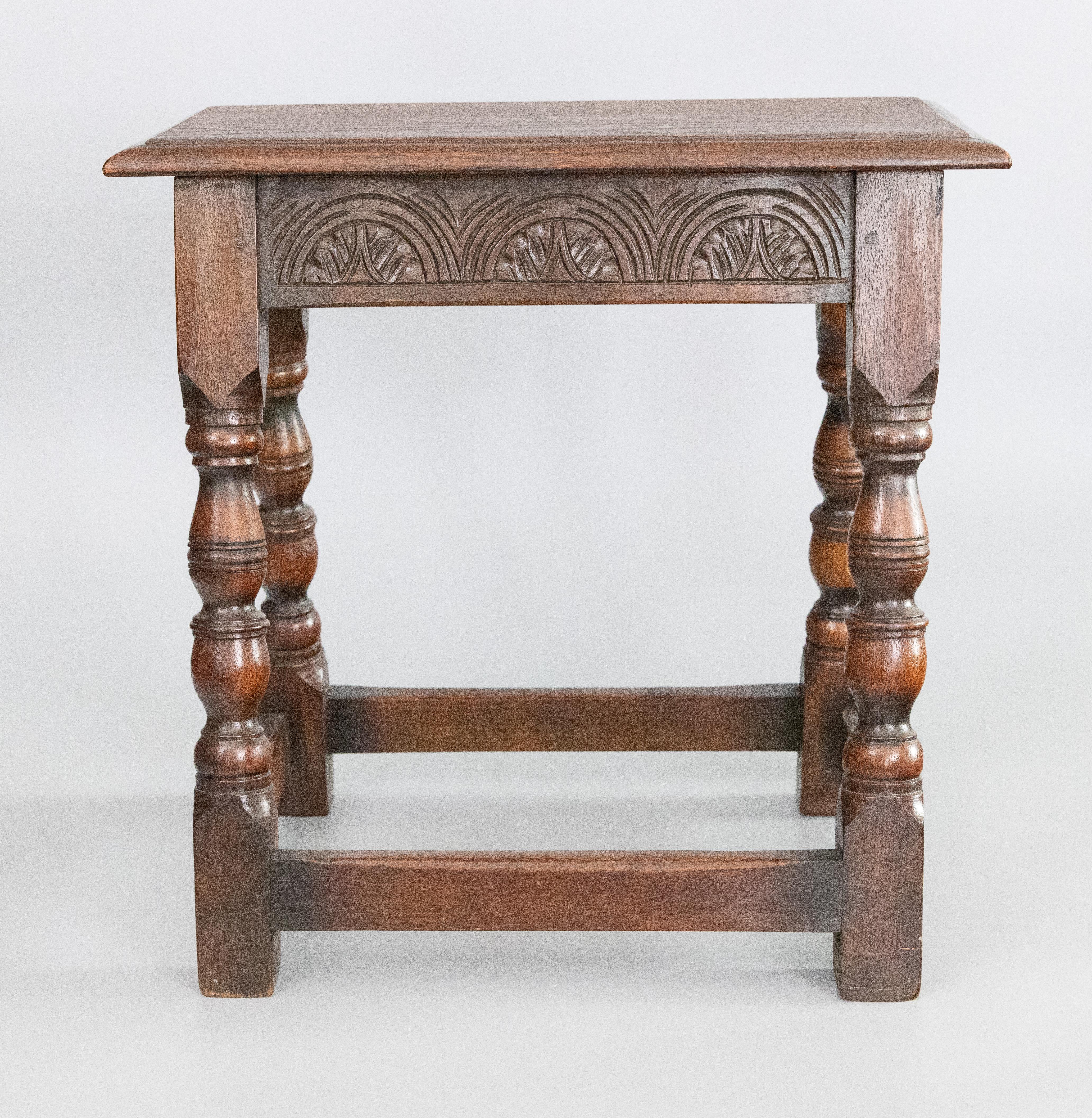Sculpté à la main Table d'appoint anglaise du 19ème siècle en chêne sculpté à chevrons et à piédestaux en vente