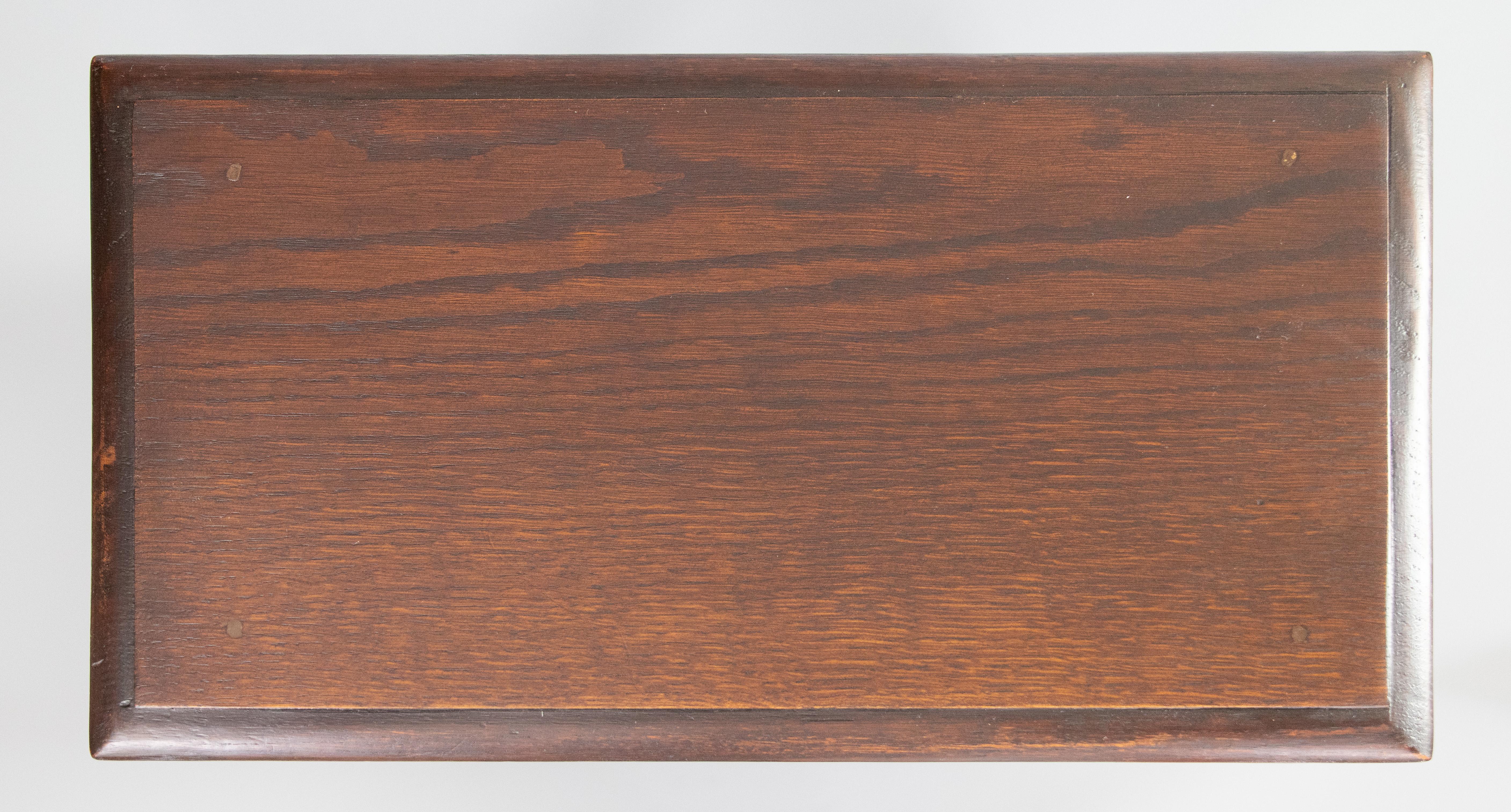 XIXe siècle Table d'appoint anglaise du 19ème siècle en chêne sculpté à chevrons et à piédestaux en vente