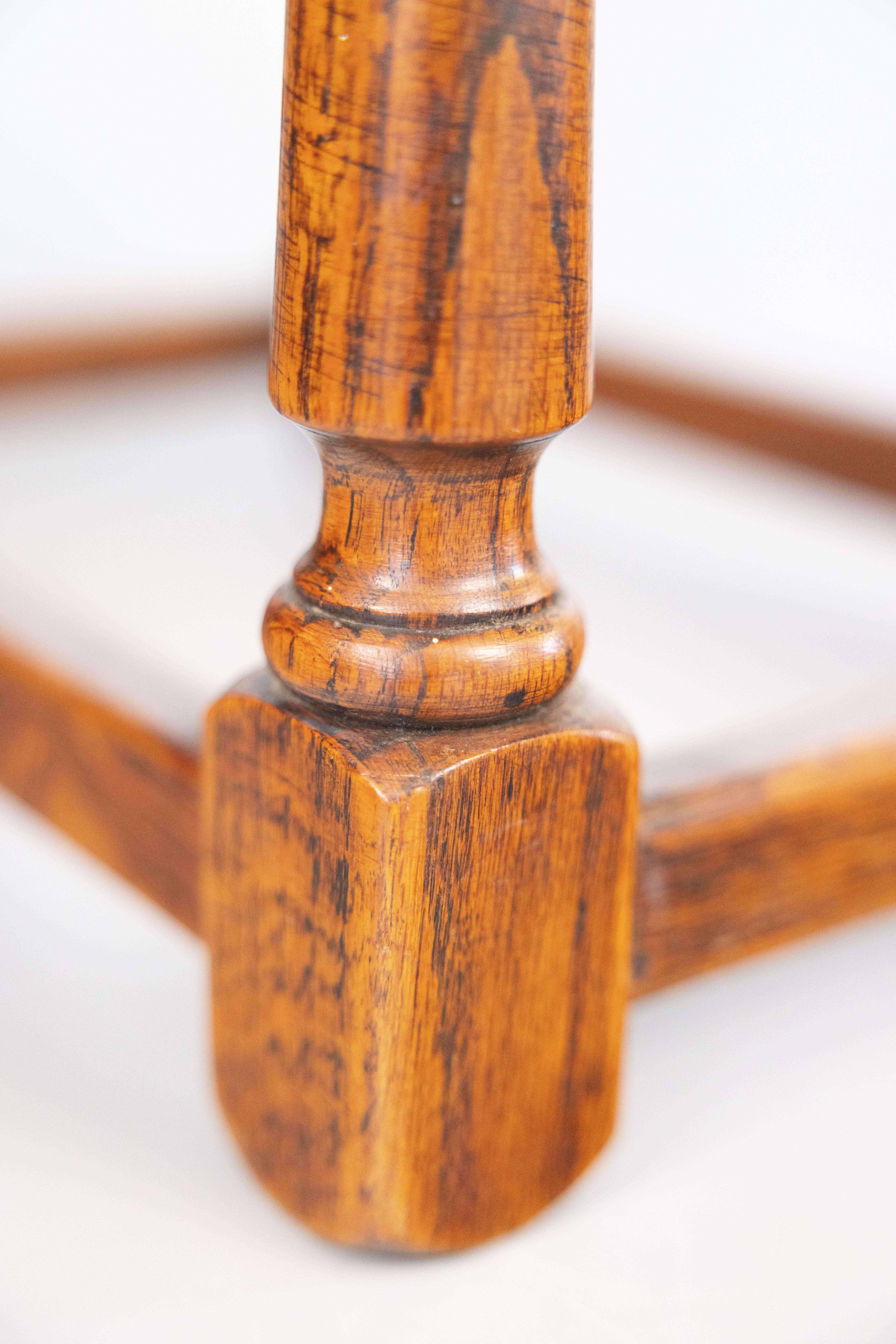 Mesa auxiliar de madera de roble tallada inglesa del siglo XIX con clavijas Roble en venta