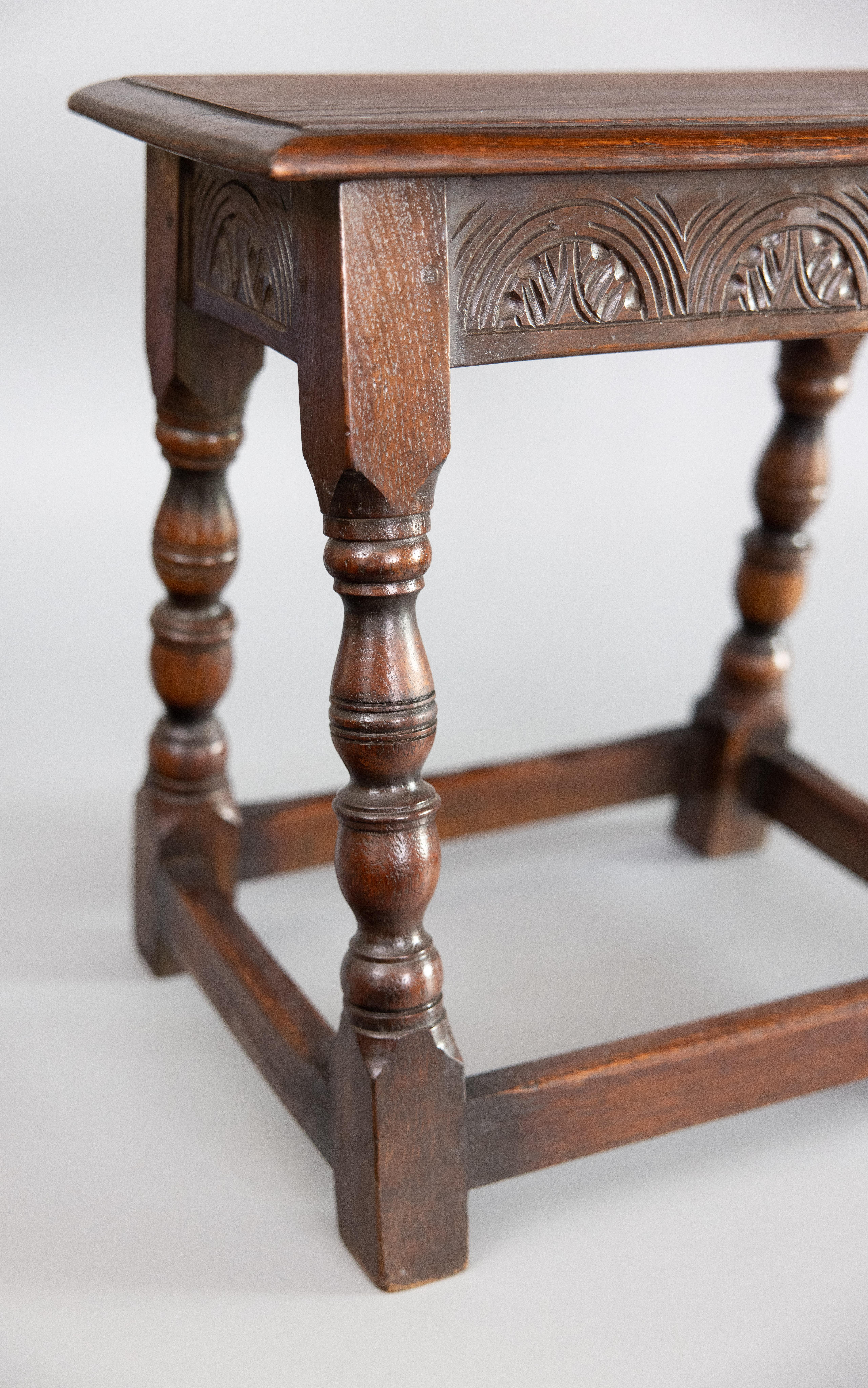 Chêne Table d'appoint anglaise du 19ème siècle en chêne sculpté à chevrons et à piédestaux en vente