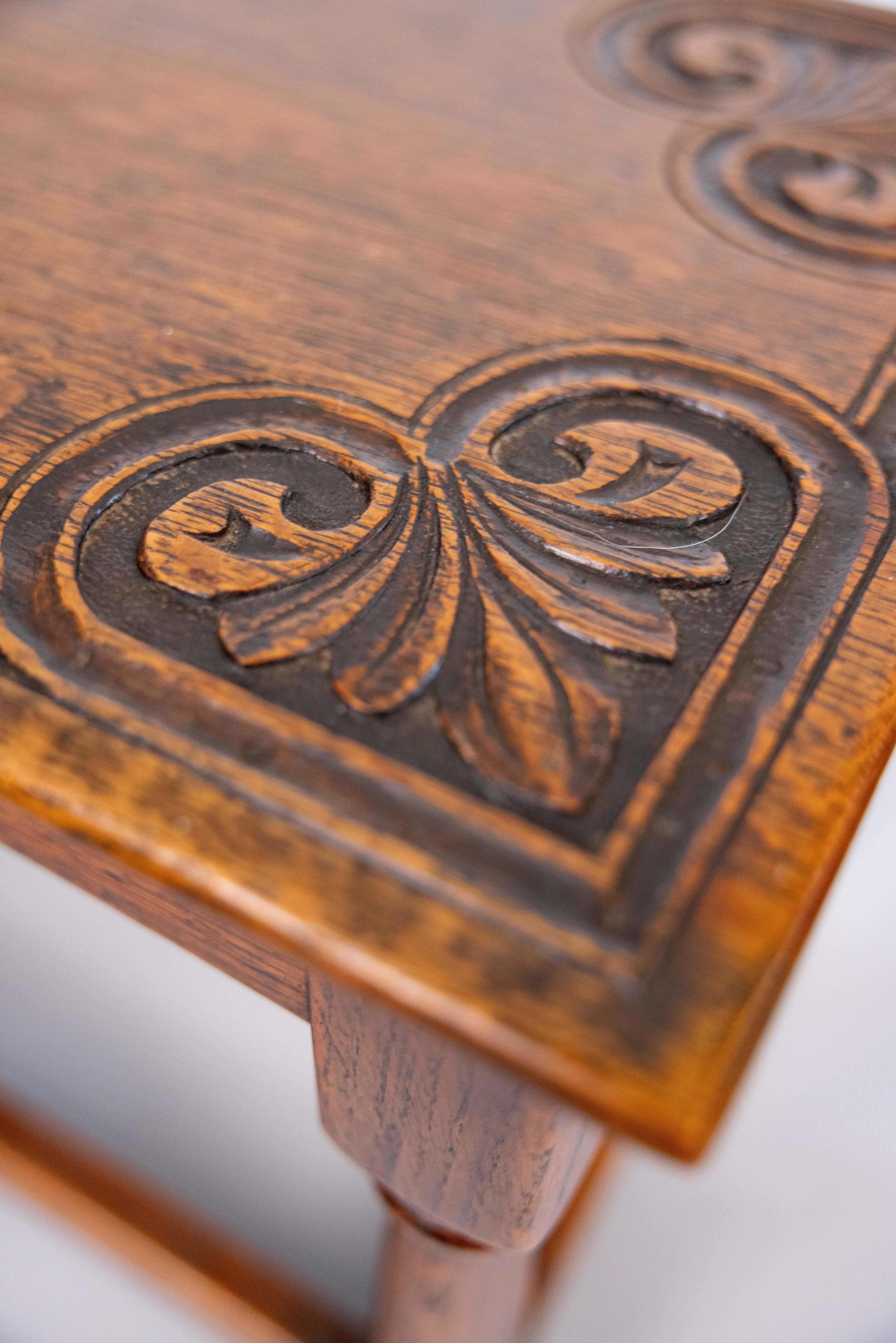 Mesa auxiliar de madera de roble tallada inglesa del siglo XIX con clavijas en venta 1