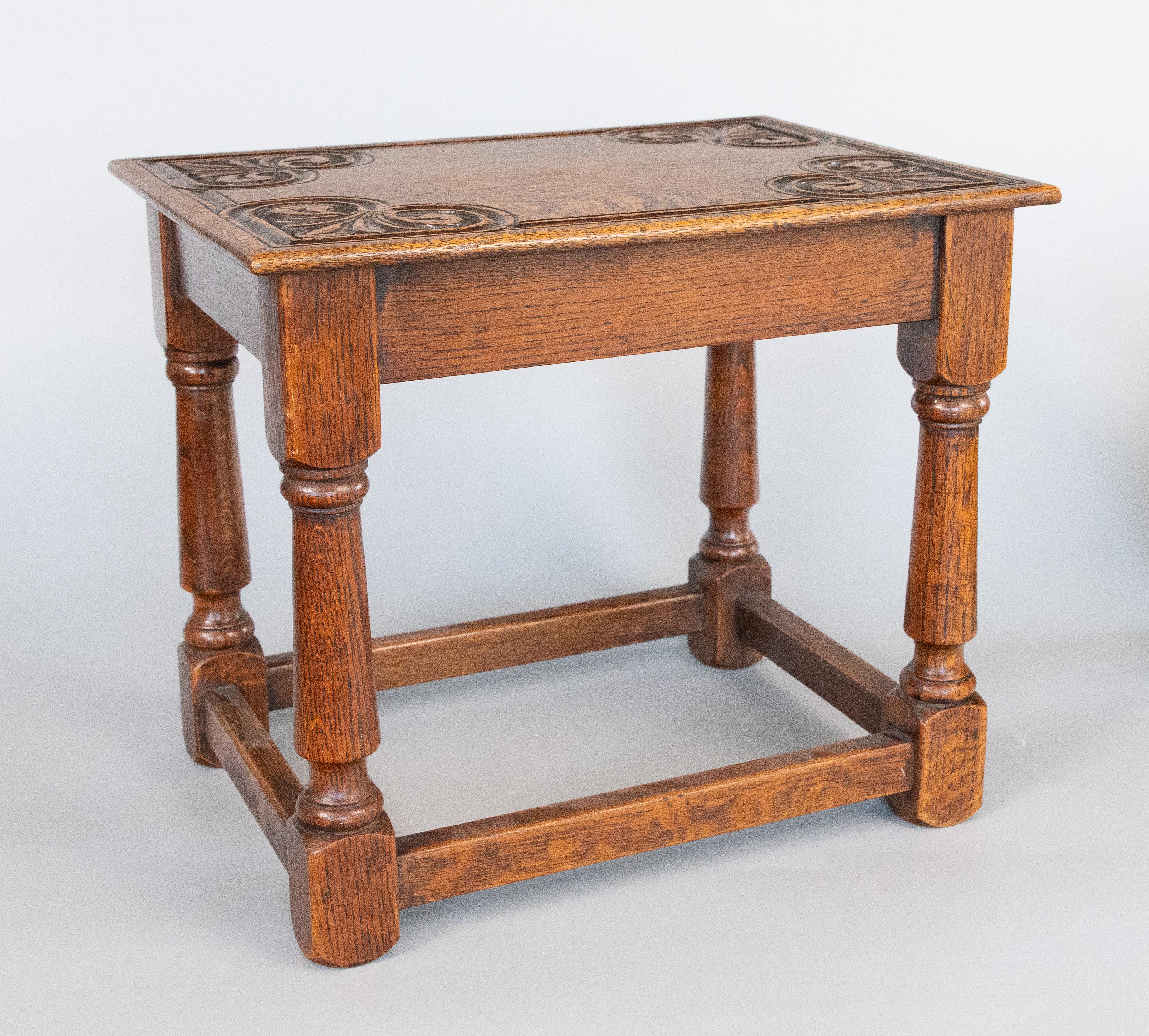 Mesa auxiliar de madera de roble tallada inglesa del siglo XIX con clavijas en venta 2