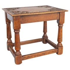 Mesa auxiliar de madera de roble tallada inglesa del siglo XIX con clavijas