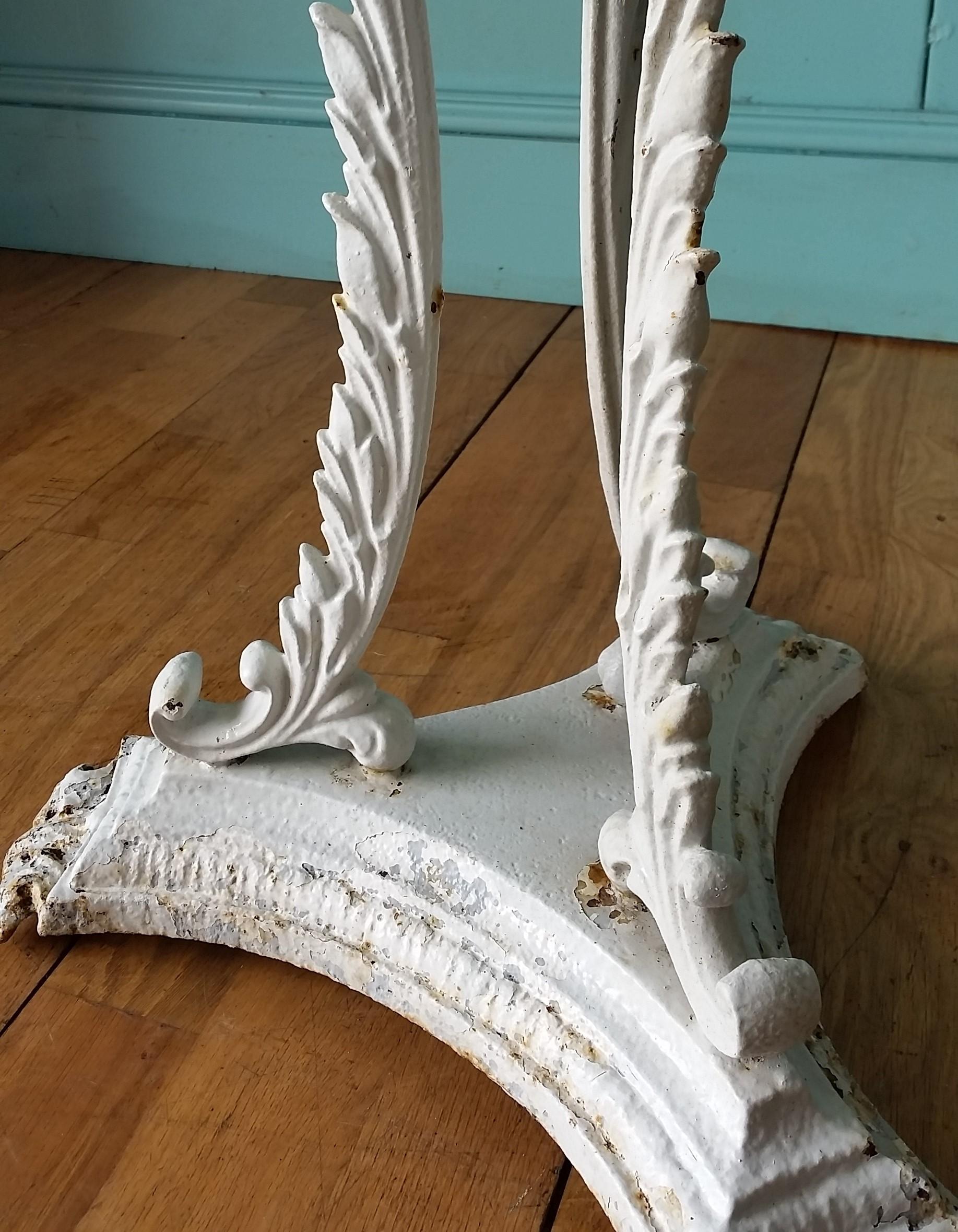 19th century English cast iron garden table In Distressed Condition For Sale In Lingfield, GB