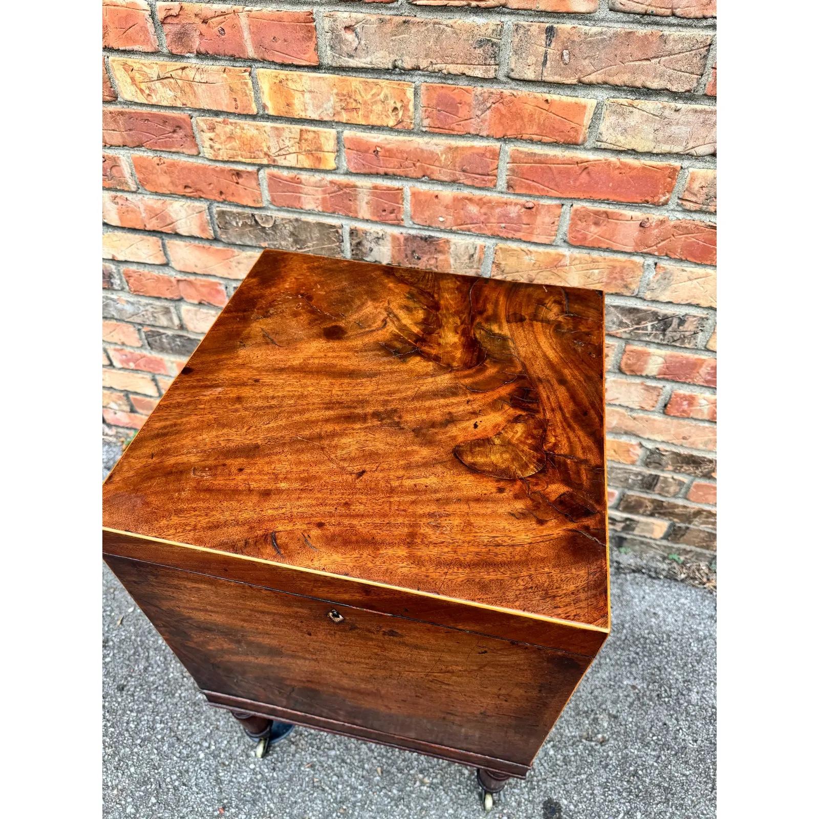 Questo splendido Cellaret inglese fa un figurone come tavolino o pezzo da esposizione.
Presenta una ricca venatura del legno di radica e splendidi tiranti in ottone patinato. E naturalmente può contenere anche le tue bottiglie di vino preferite.
Ti