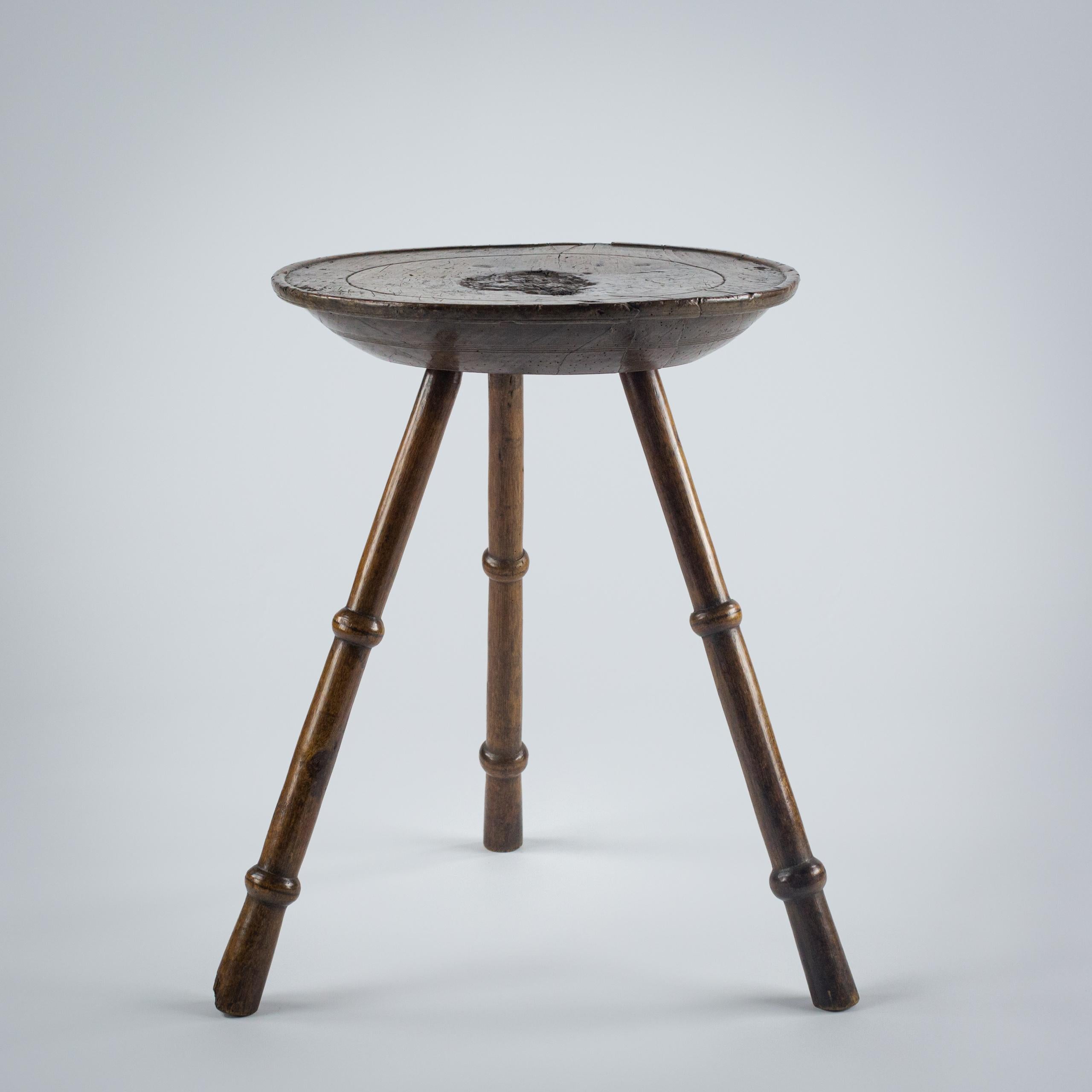 Table de cricket à plateau en fromage

Plateau en dalles épaisses Bigli (47cm dia)

Des jambes intéressantes.

Quelques usures à la surface.

Angleterre, vers 1880.