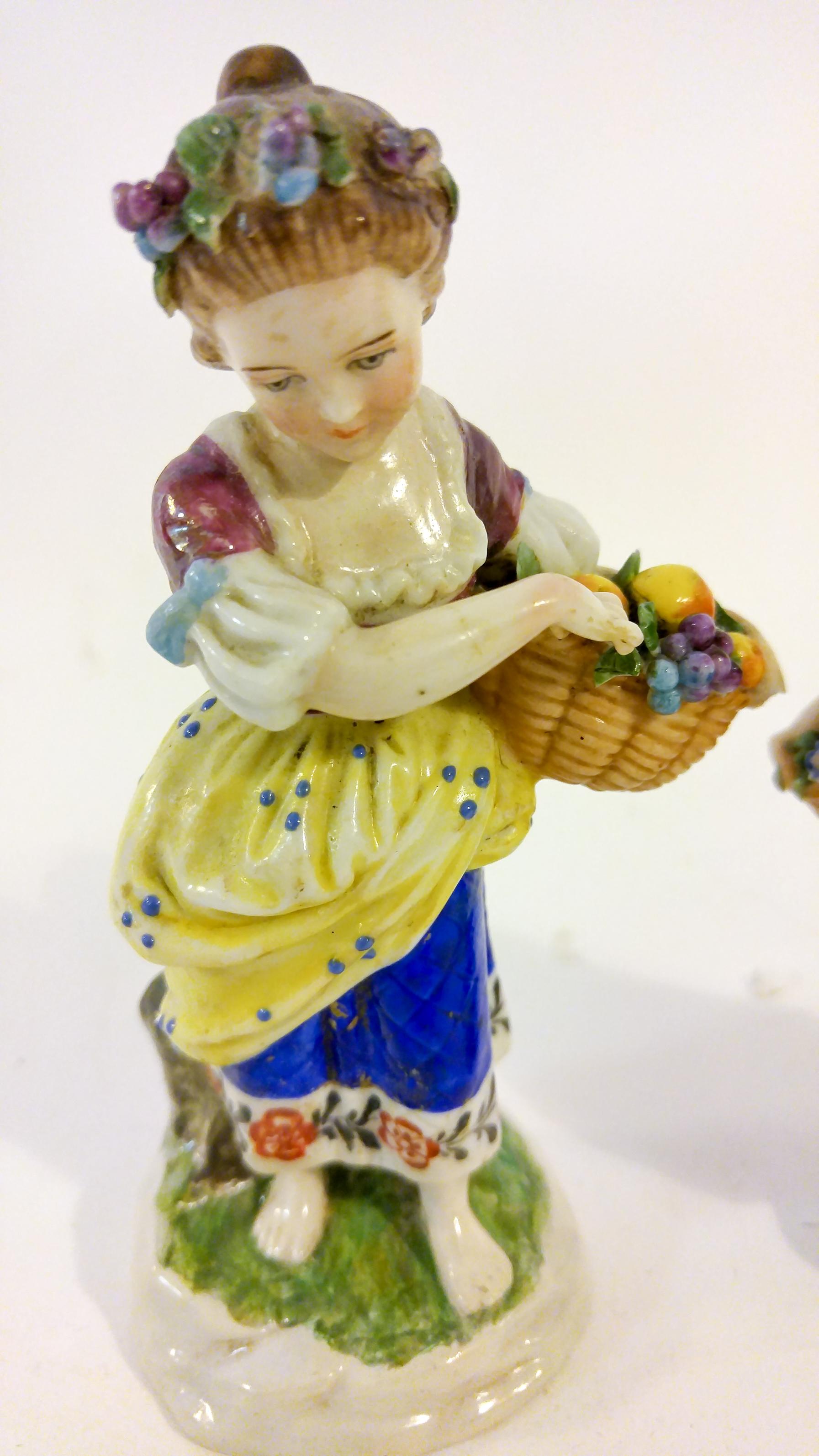 Rococo Paire de figurines en porcelaine anglaise de style Chelsea du 19ème siècle en vente