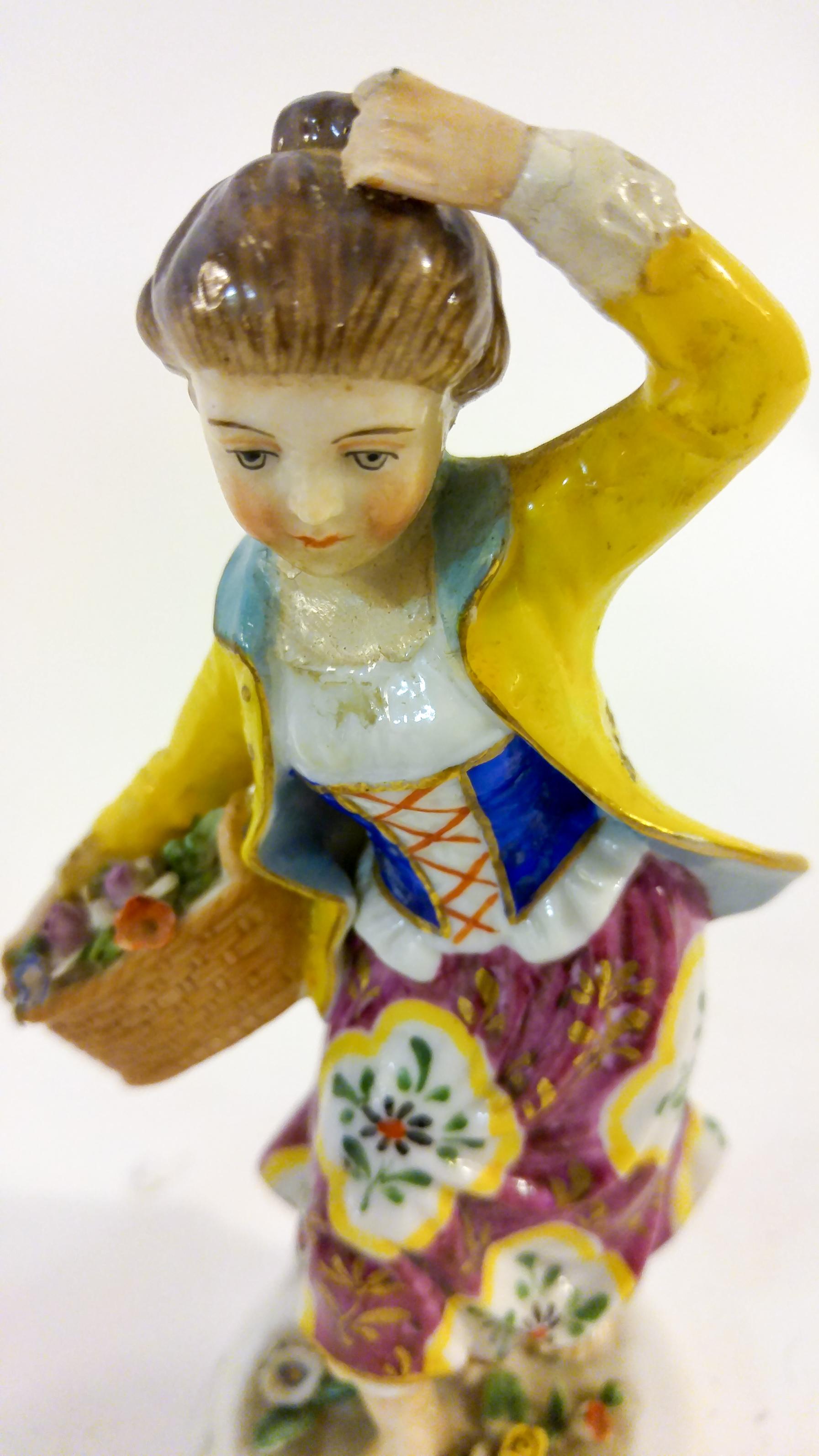 Anglais Paire de figurines en porcelaine anglaise de style Chelsea du 19ème siècle en vente