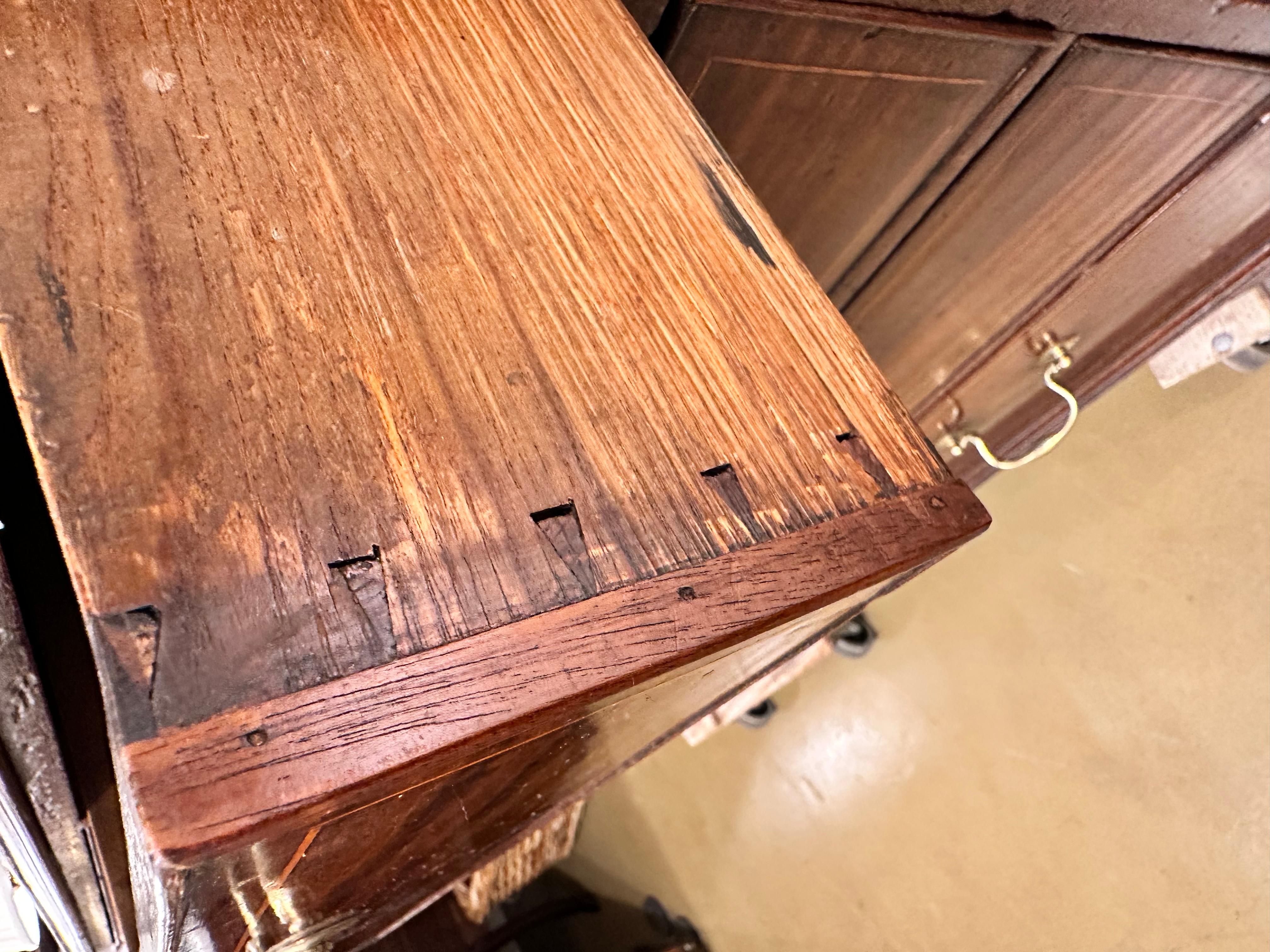19th Century English Chest In Excellent Condition For Sale In Nashville, TN
