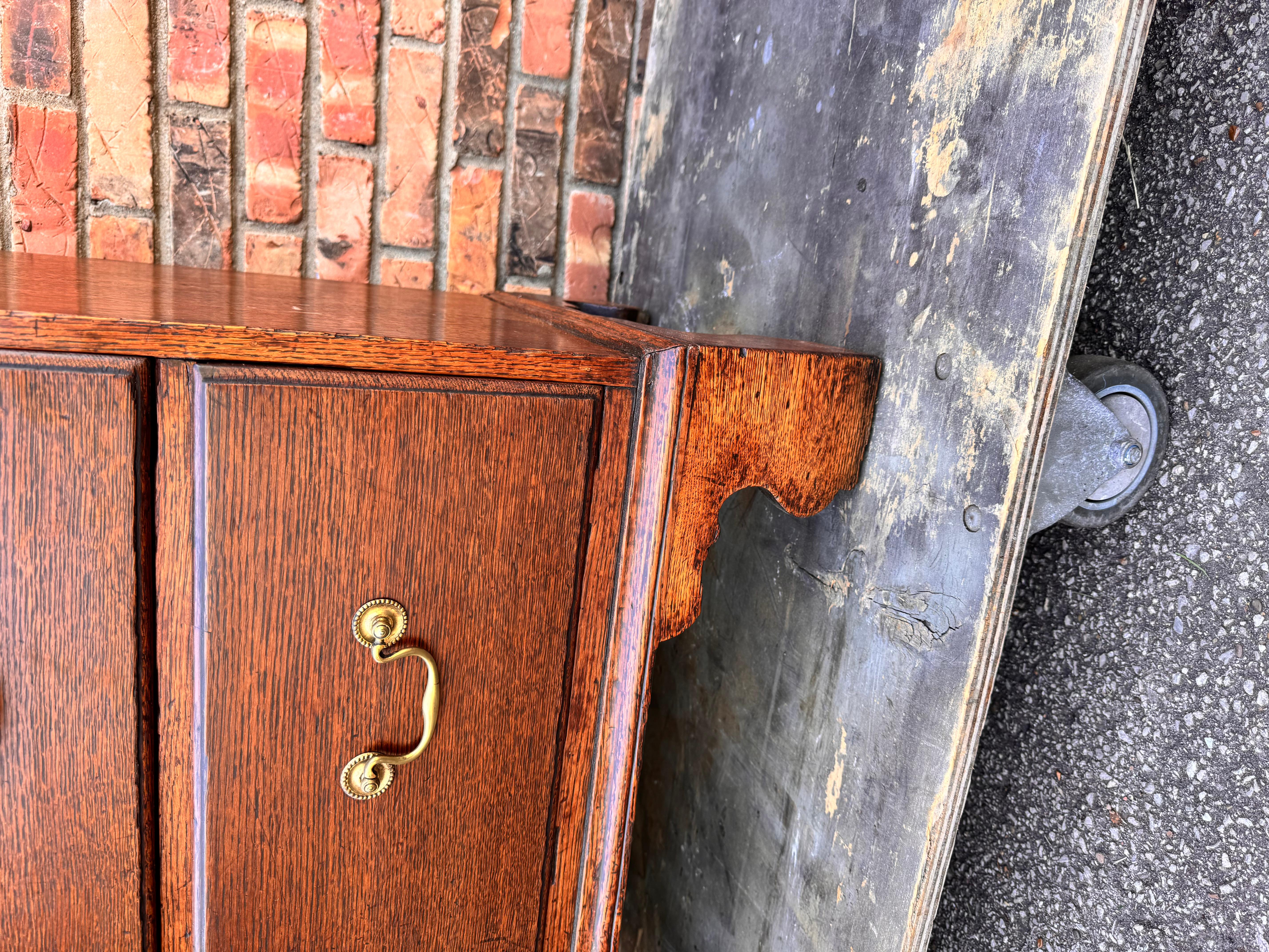 Si tratta di una piccola cassapanca in rovere inglese della metà del 1800. Semplice e pulito, quattro cassetti con la ferramenta originale mostrano una bella patina e l'età, tutti i cassetti scorrono senza sforzo perché li puliamo e li inceriamo