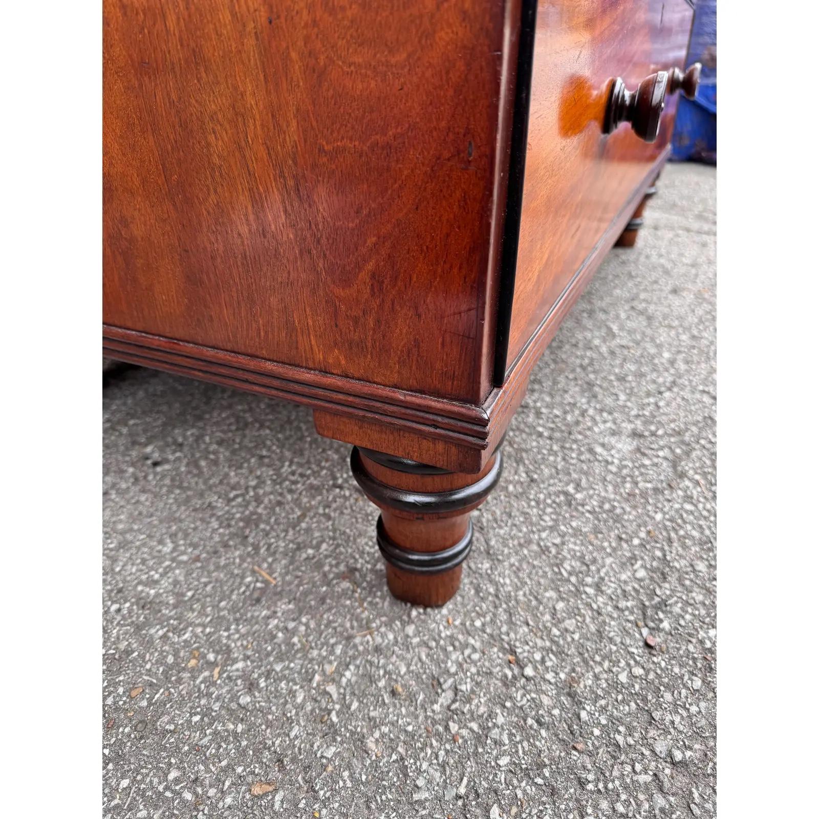 Voici une magnifique commode anglaise à 4 tiroirs de la fin du 19e siècle. La Calle, qui entoure le périmètre des tiroirs, a été ébénisée, de même que les poignées, ce qui lui confère une apparence très masculine. Un récent vernis français l'a fait