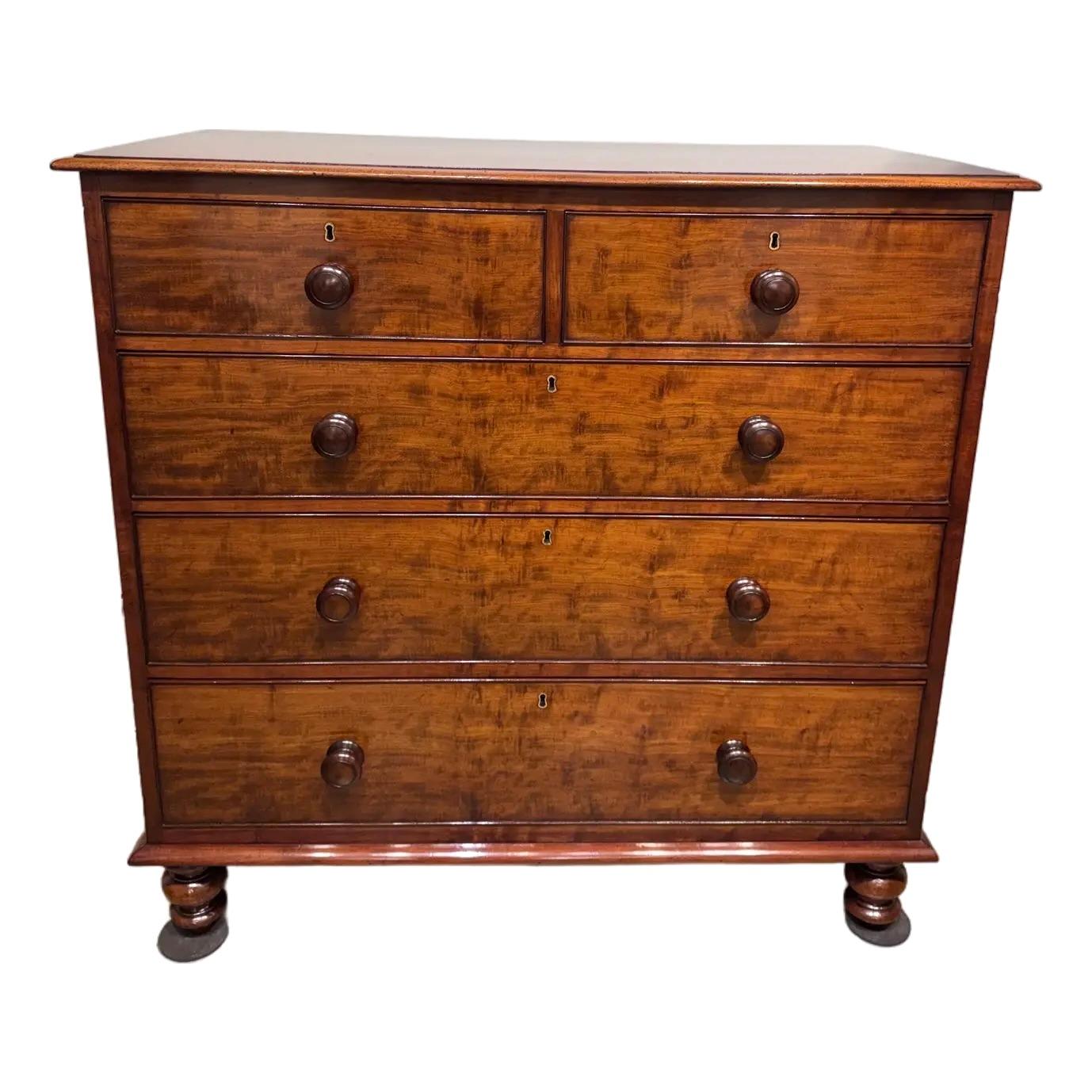 Questa cassettiera inglese del XIX secolo presenta una silhouette a fronte dritta con mogano splendidamente scolpito. I pomelli in legno tornito e i piedini a grappolo aggiungono un fascino classico d'epoca.