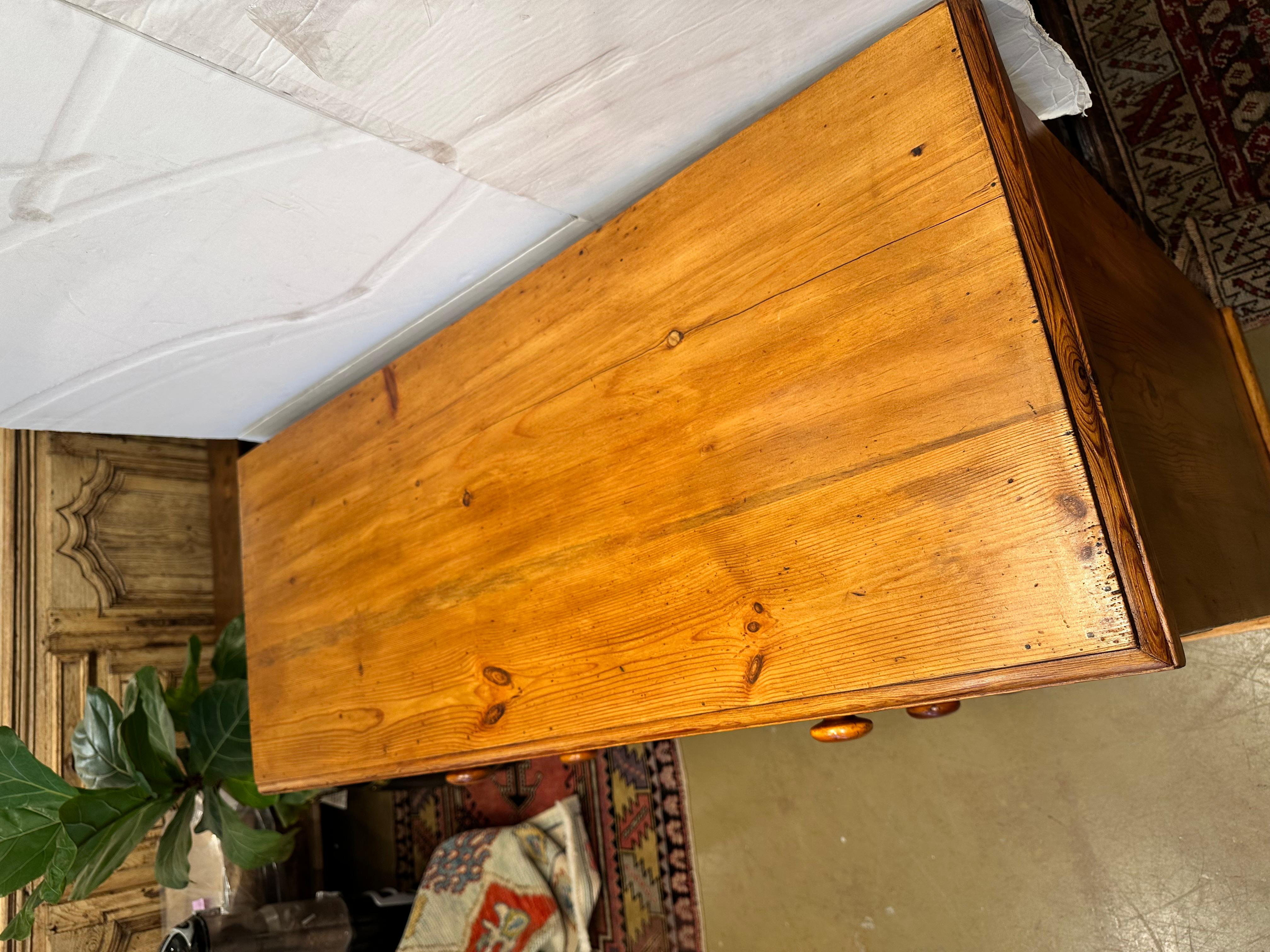 19th Century English Chest of Drawers In Excellent Condition In Nashville, TN