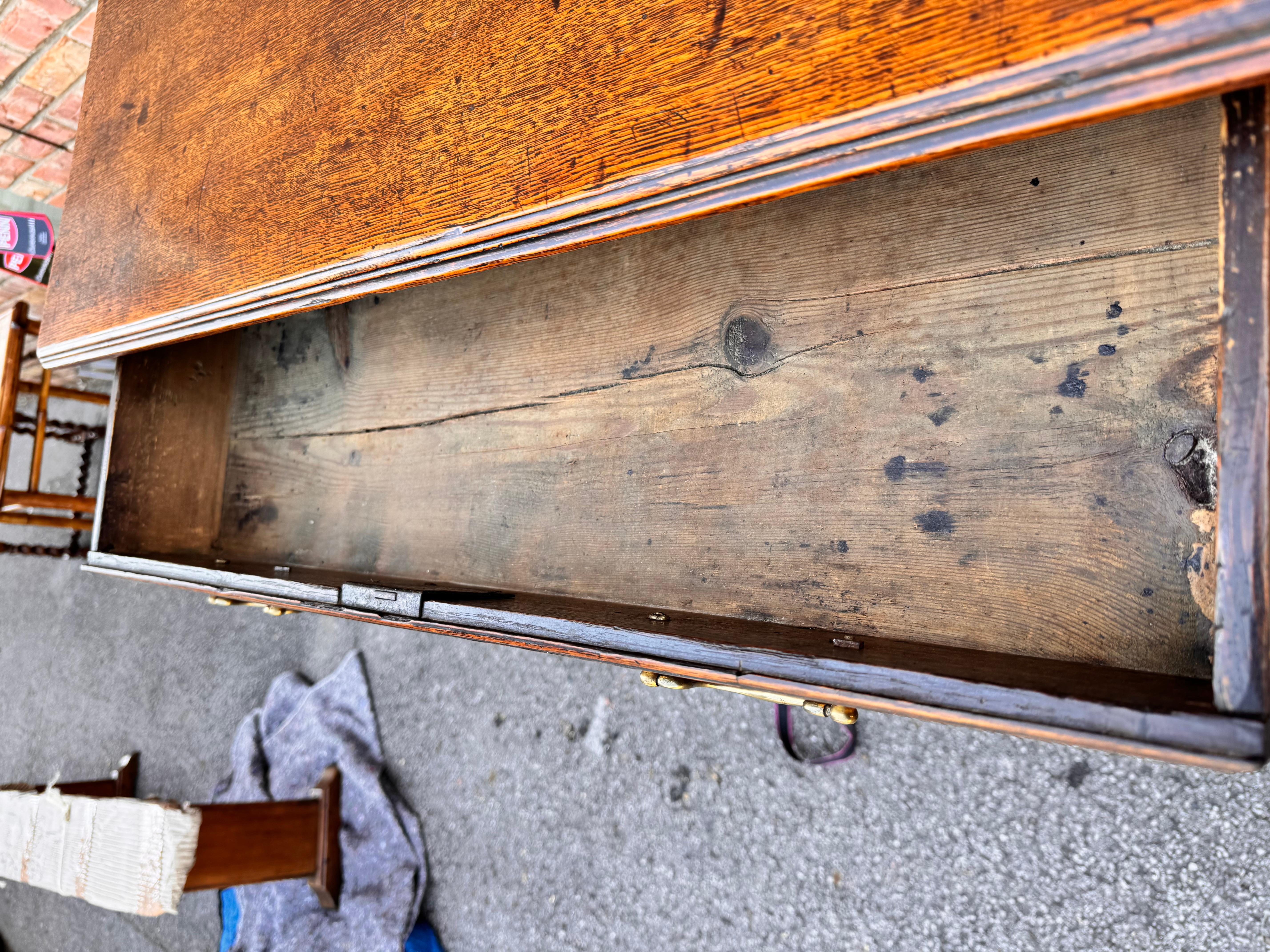 Legno massiccio Cassettiera inglese del XIX secolo in vendita