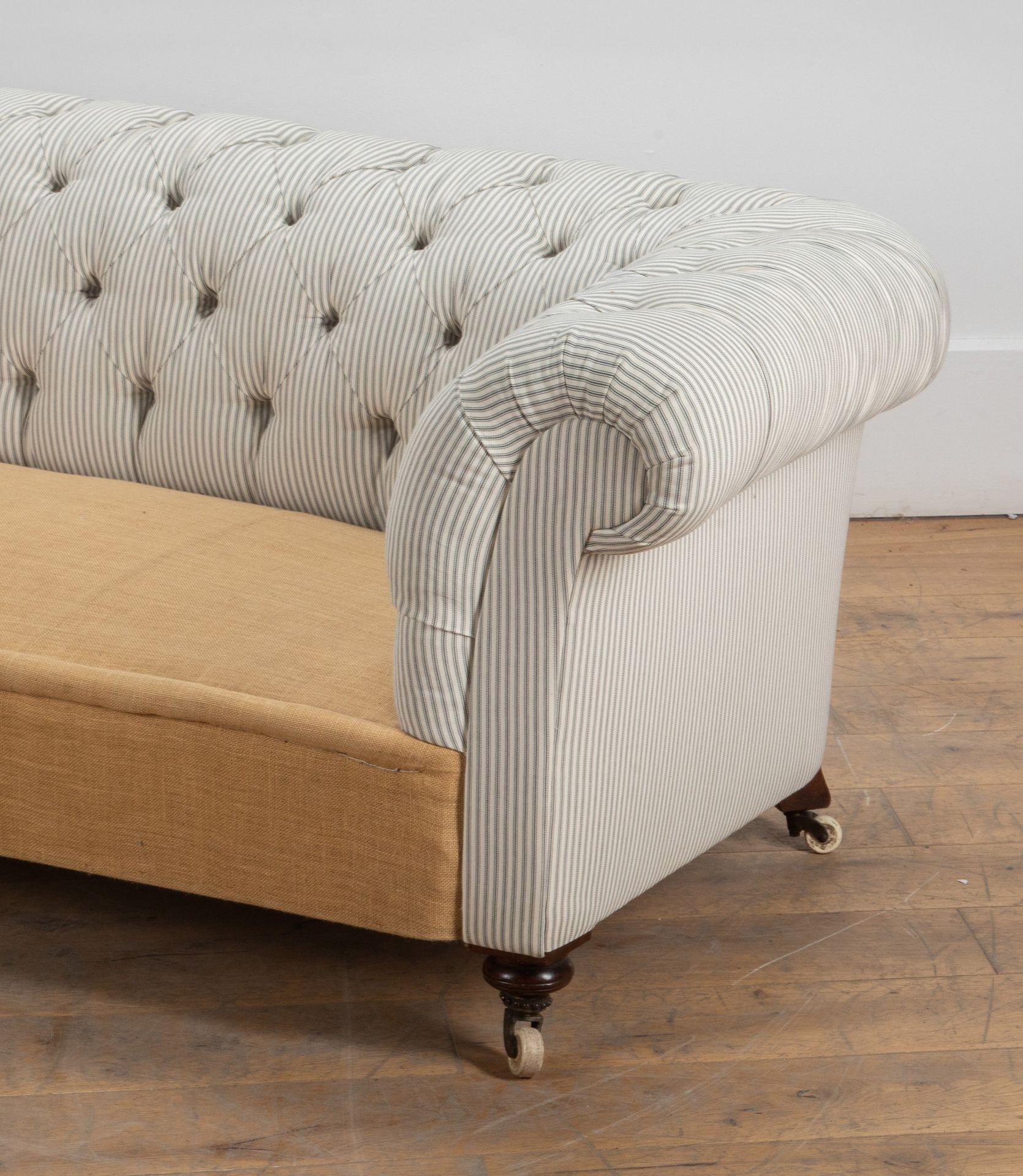 Sofá chesterfield inglés del siglo XIX recién tapizado.
Con ticking abotonado y asiento de arpillera.
Alrededor de 1870.