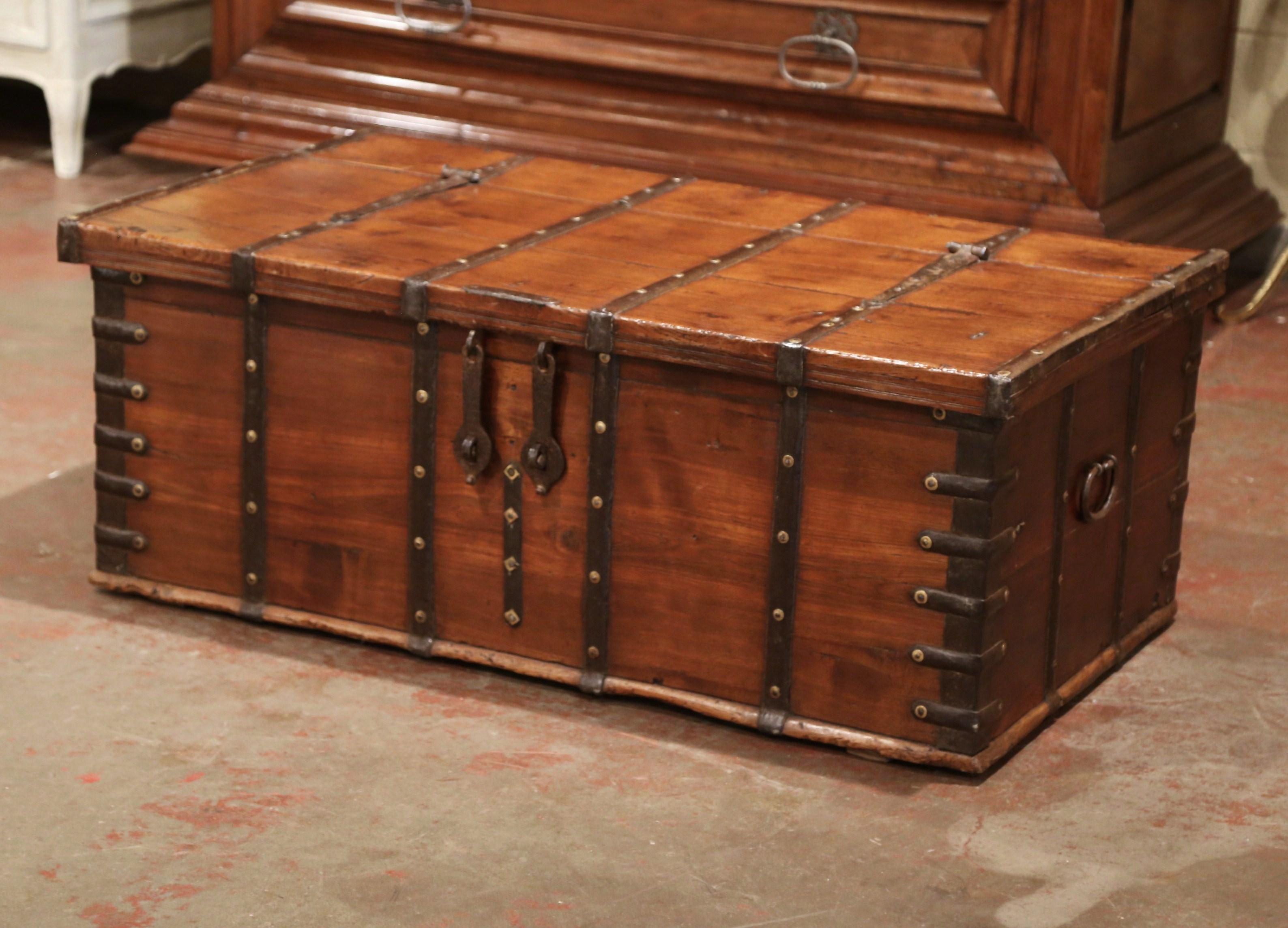 19th Century English Chestnut and Wrought Iron Coffee Table Trunk In Excellent Condition In Dallas, TX