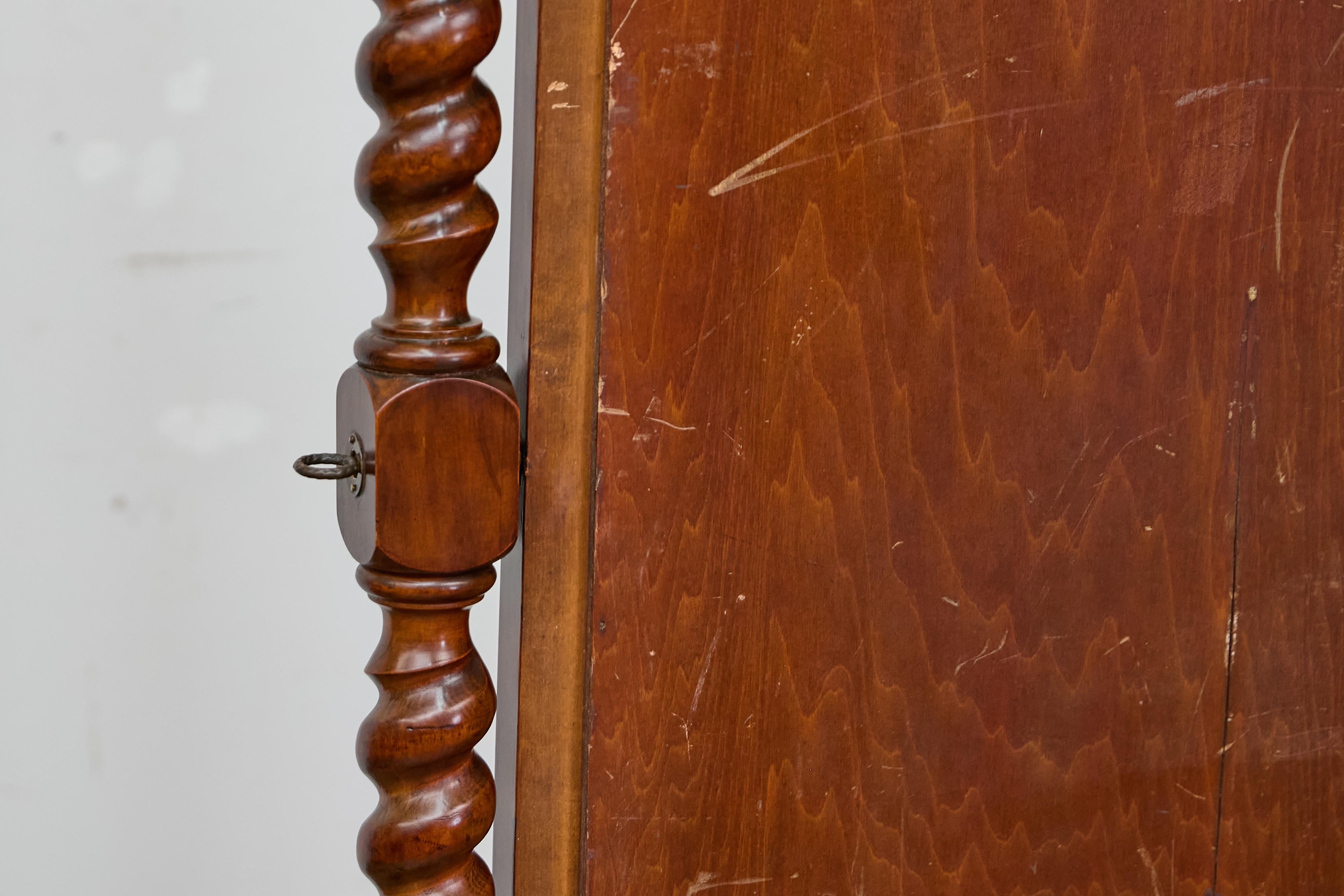 Specchio chevale inglese del XIX secolo con cornice a tortiglione d'orzo, piedi a sfera e a zampa d'asino in vendita 10