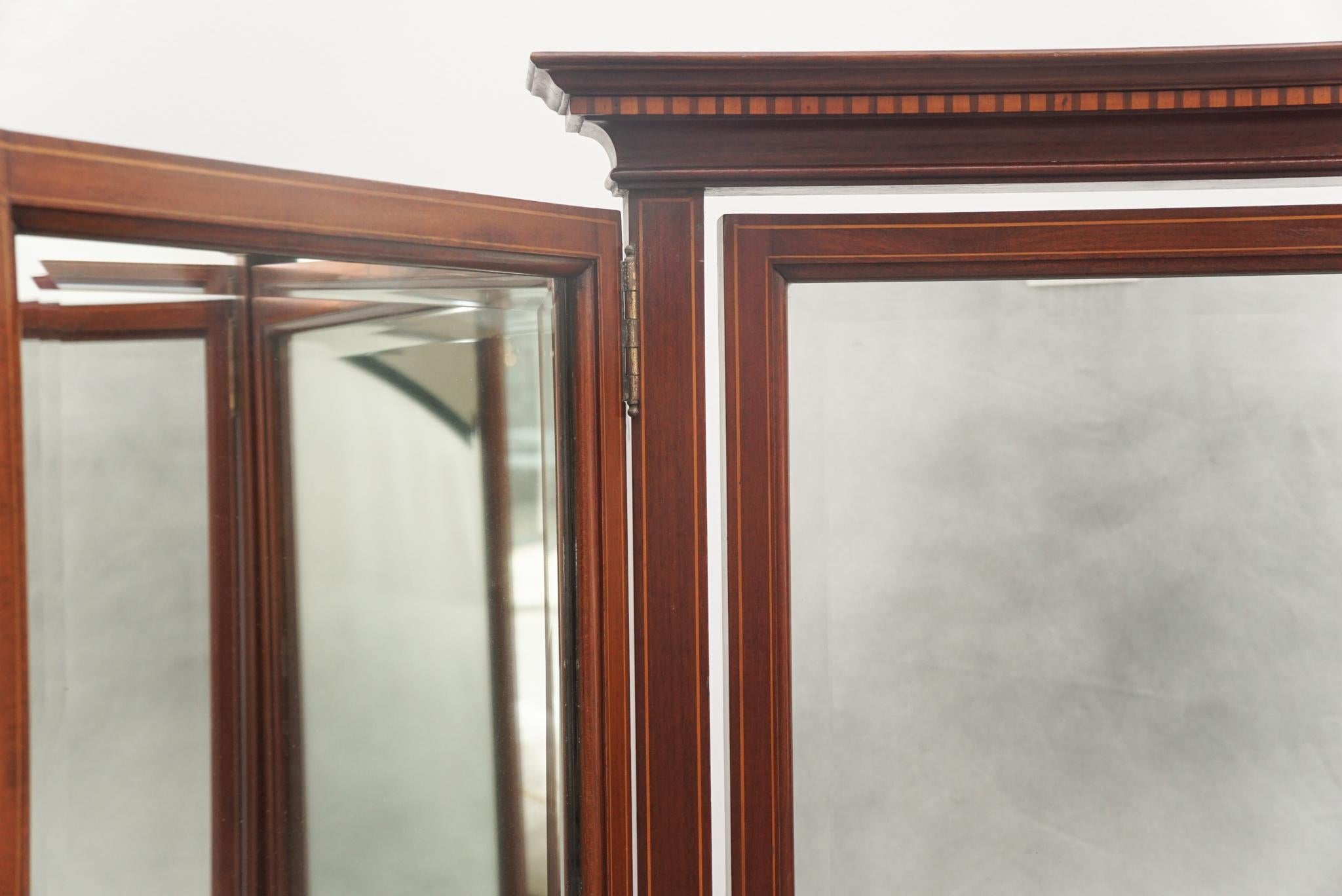 Englischer Cheval-Spiegel des 19. Jahrhunderts mit verspiegelten Türen im Zustand „Gut“ im Angebot in Hudson, NY
