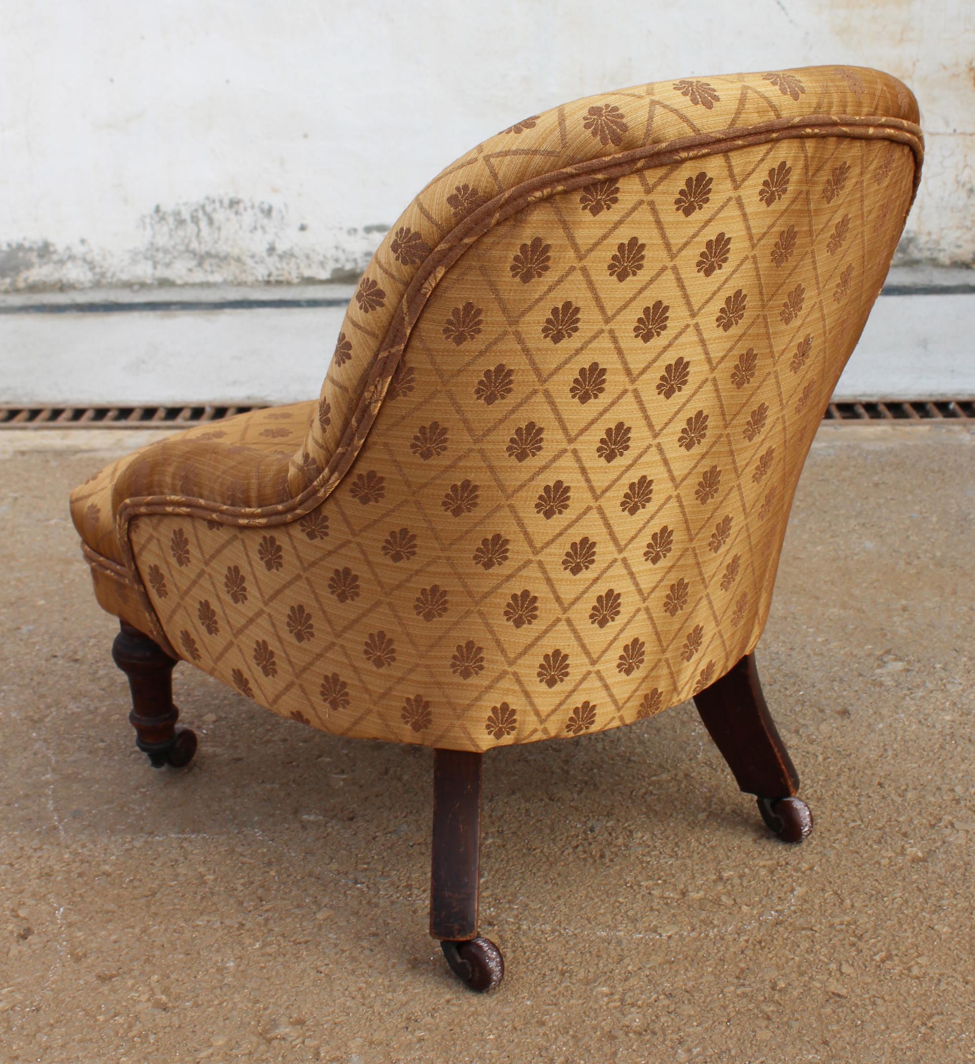 Chaise d'enfant anglaise du 19ème siècle avec pieds en acajou et tissu d'ameublement en soie en vente 1