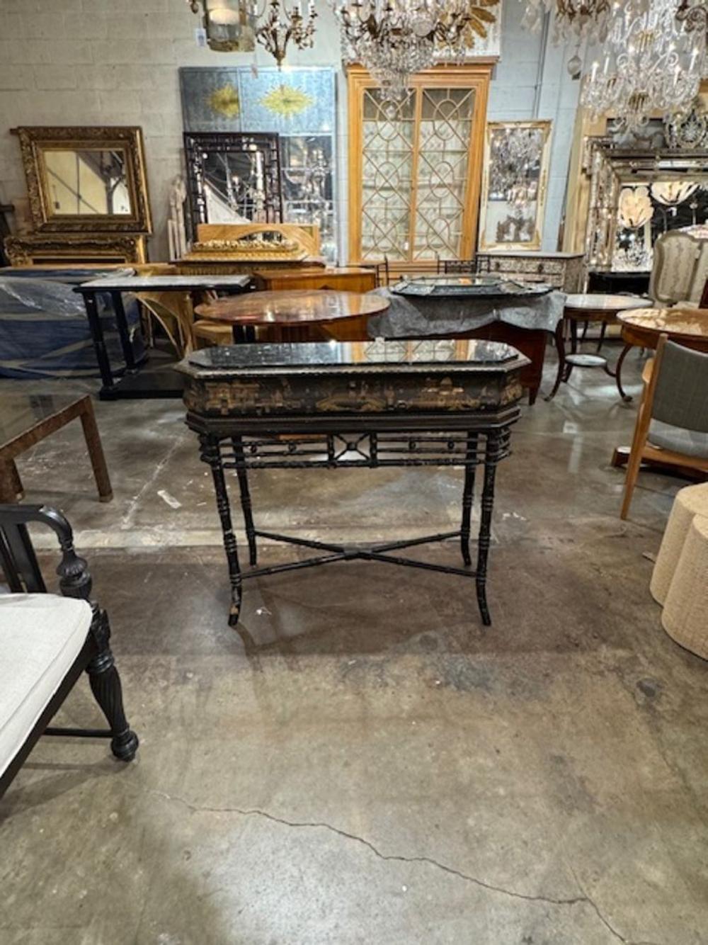  Questa console in bambù a forma di cineseria del XIX secolo è un pezzo che emana raffinatezza e fascino artistico.  Un pezzo interessante che non mancherà di stupire! Nota: il piano può essere rimosso per utilizzare il tavolo come fioriera. 