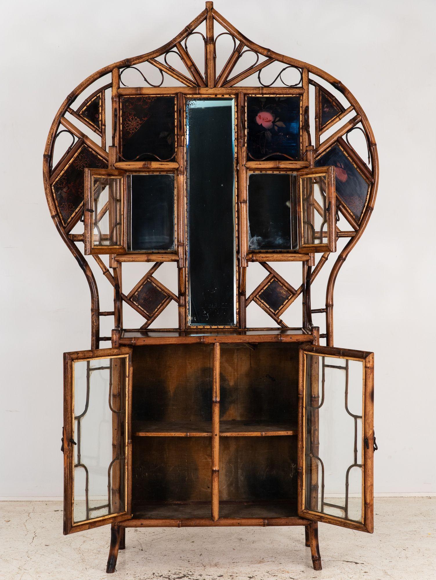 Questo mobile in bambù tartaruga Chinoiserie dei primi del Novecento affascina per la sua scala e la sua forma unica. Caratterizzato da uno splendido motivo di fiori multicolore, foglie, viti e increspature d'acqua su uno sfondo di lacca nera, emana