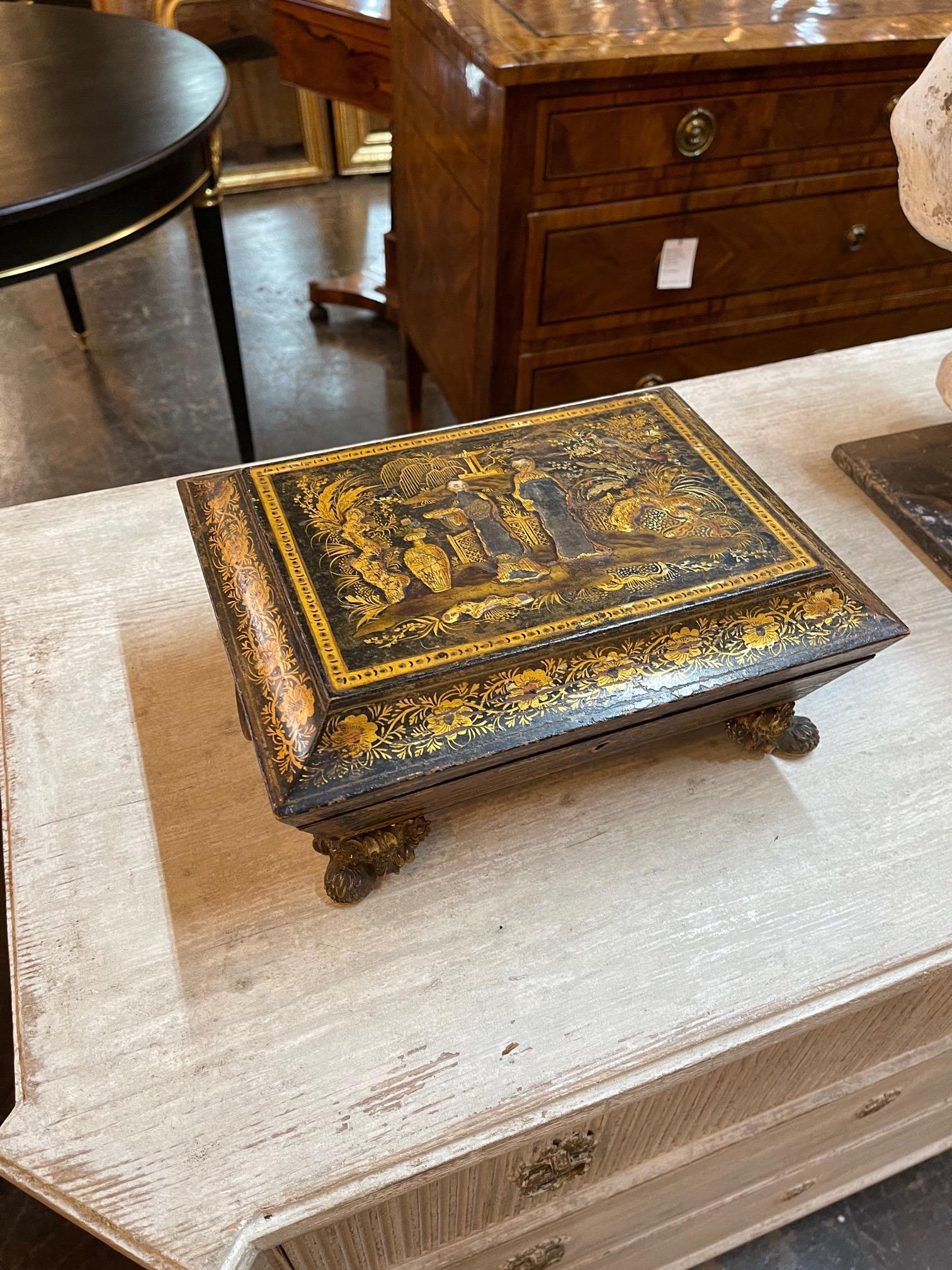 Wunderschöne englische Chinoiserie-Box aus dem 19. Jahrhundert mit Bronzefüßen. Mit einem schönen dekorativen handgemalten Design. So schön! Anmerkung: Wie besehen.