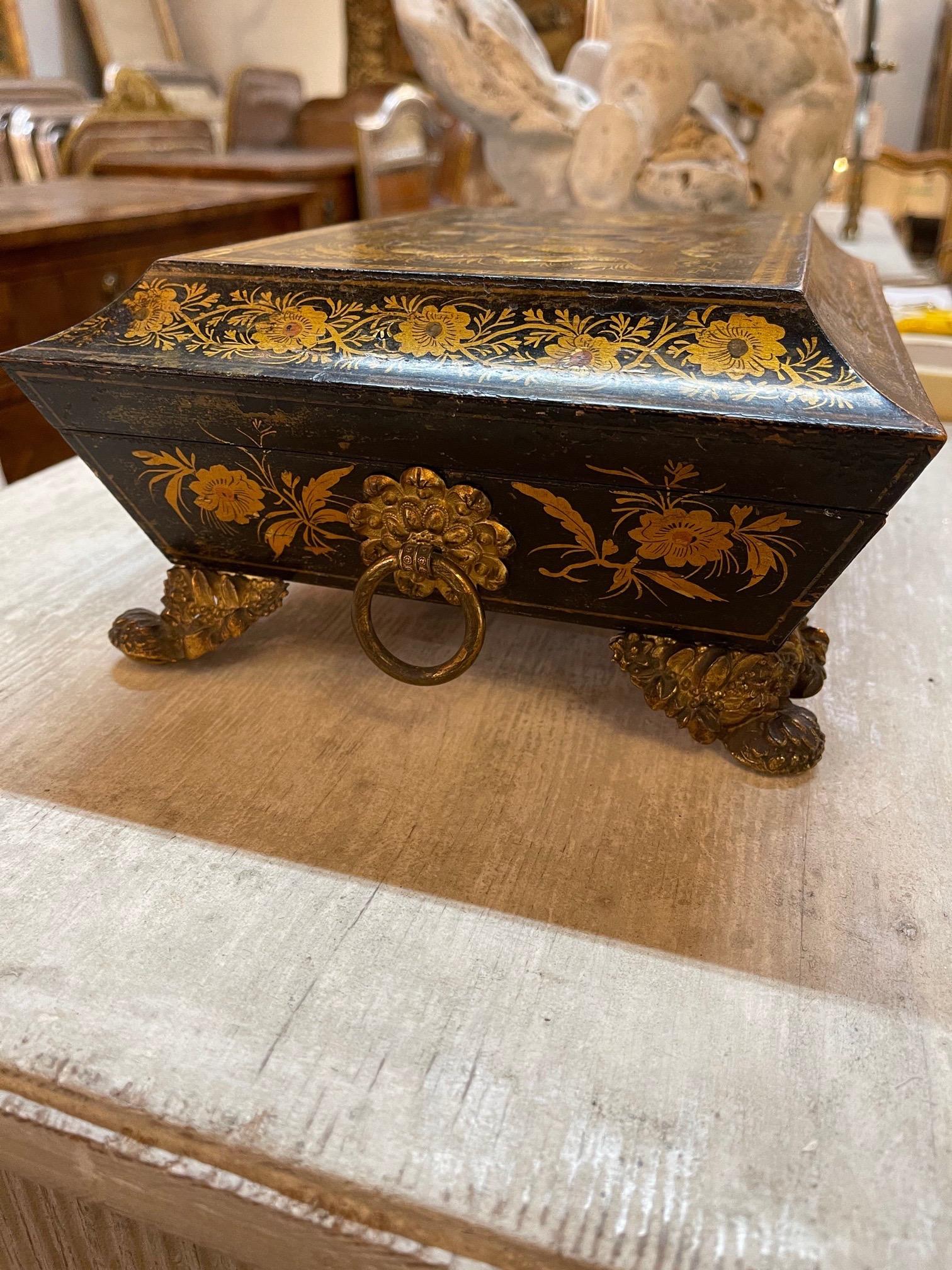 Englische Chinoiserie-Schachtel mit Bronzefüßen aus dem 19. Jahrhundert im Zustand „Gut“ im Angebot in Dallas, TX