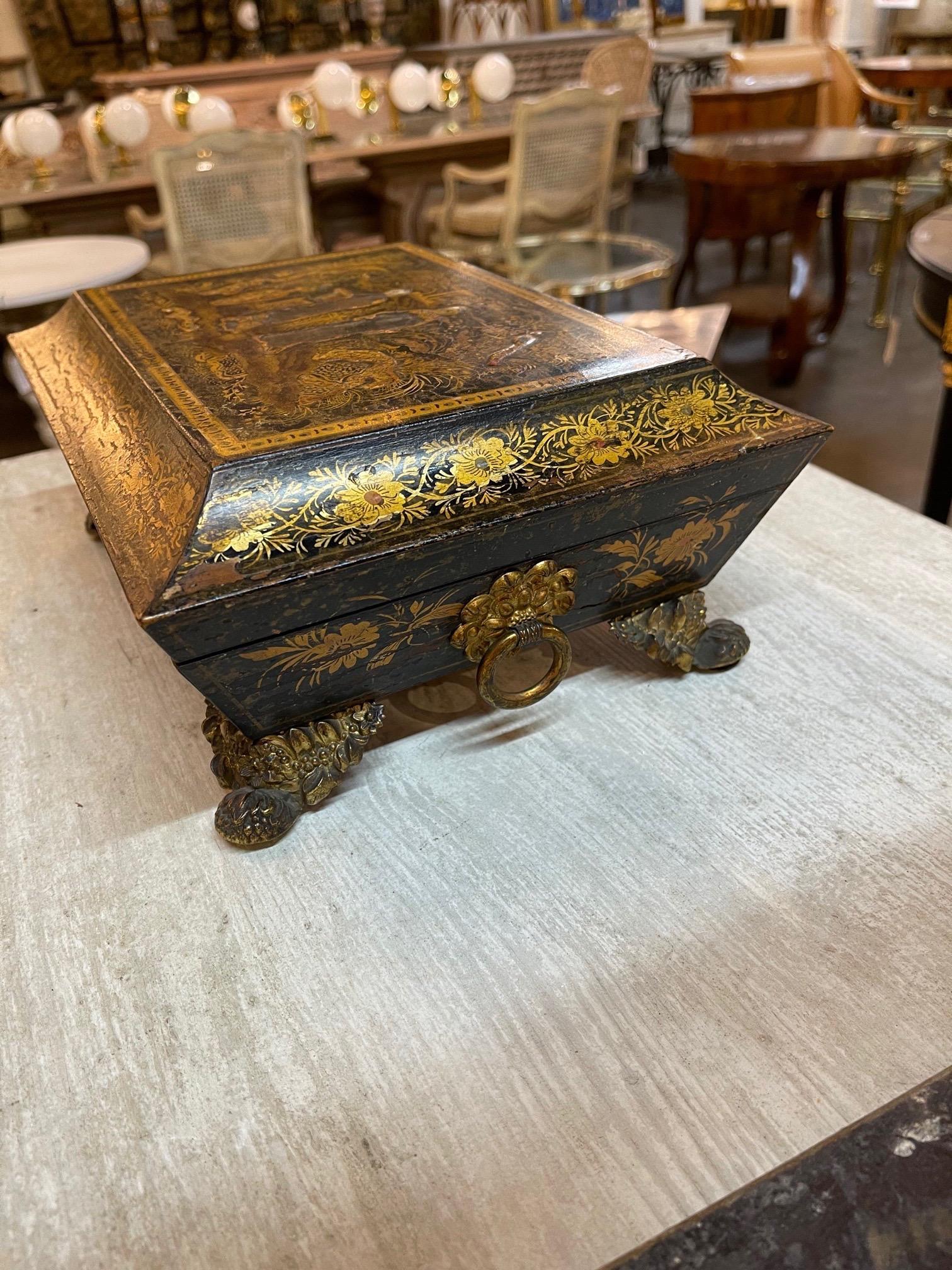 Englische Chinoiserie-Schachtel mit Bronzefüßen aus dem 19. Jahrhundert (Holz) im Angebot