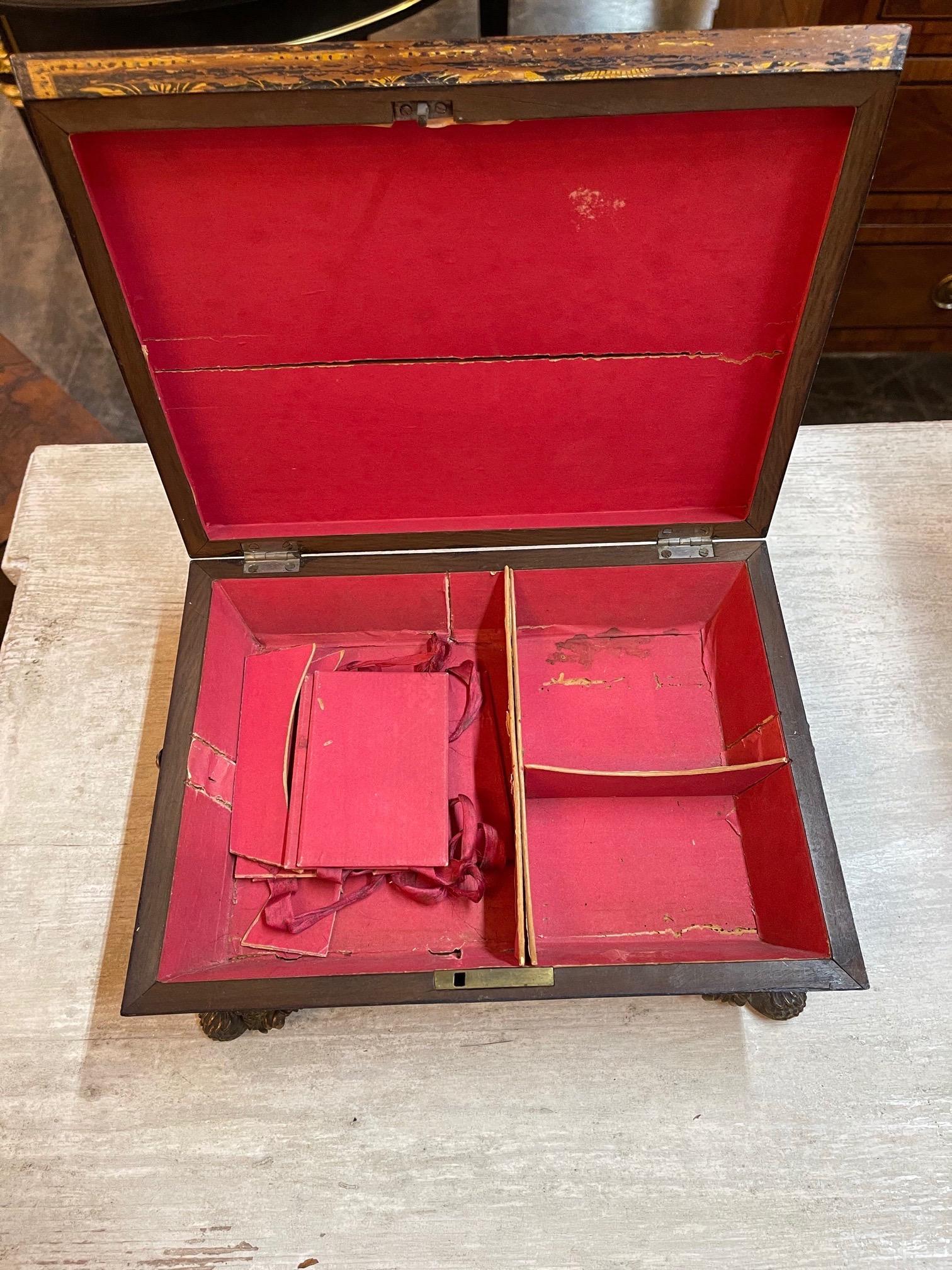 Englische Chinoiserie-Schachtel mit Bronzefüßen aus dem 19. Jahrhundert im Angebot 1