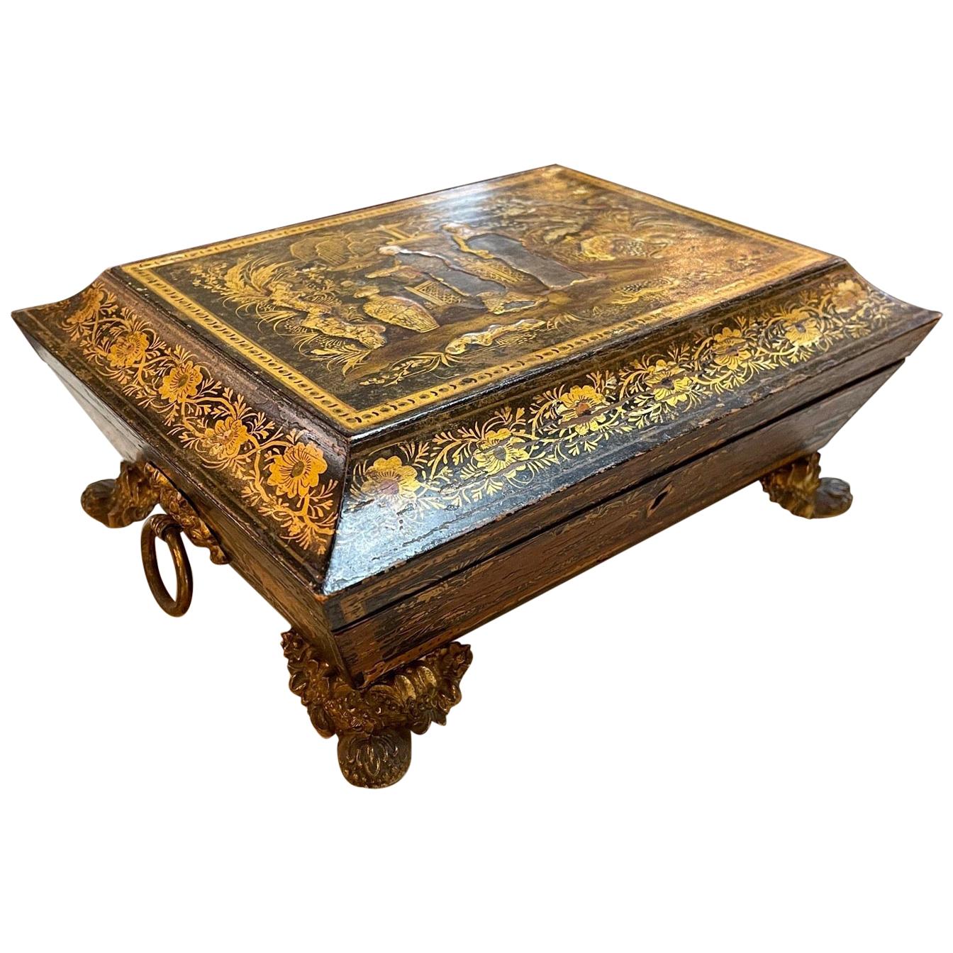 Englische Chinoiserie-Schachtel mit Bronzefüßen aus dem 19. Jahrhundert