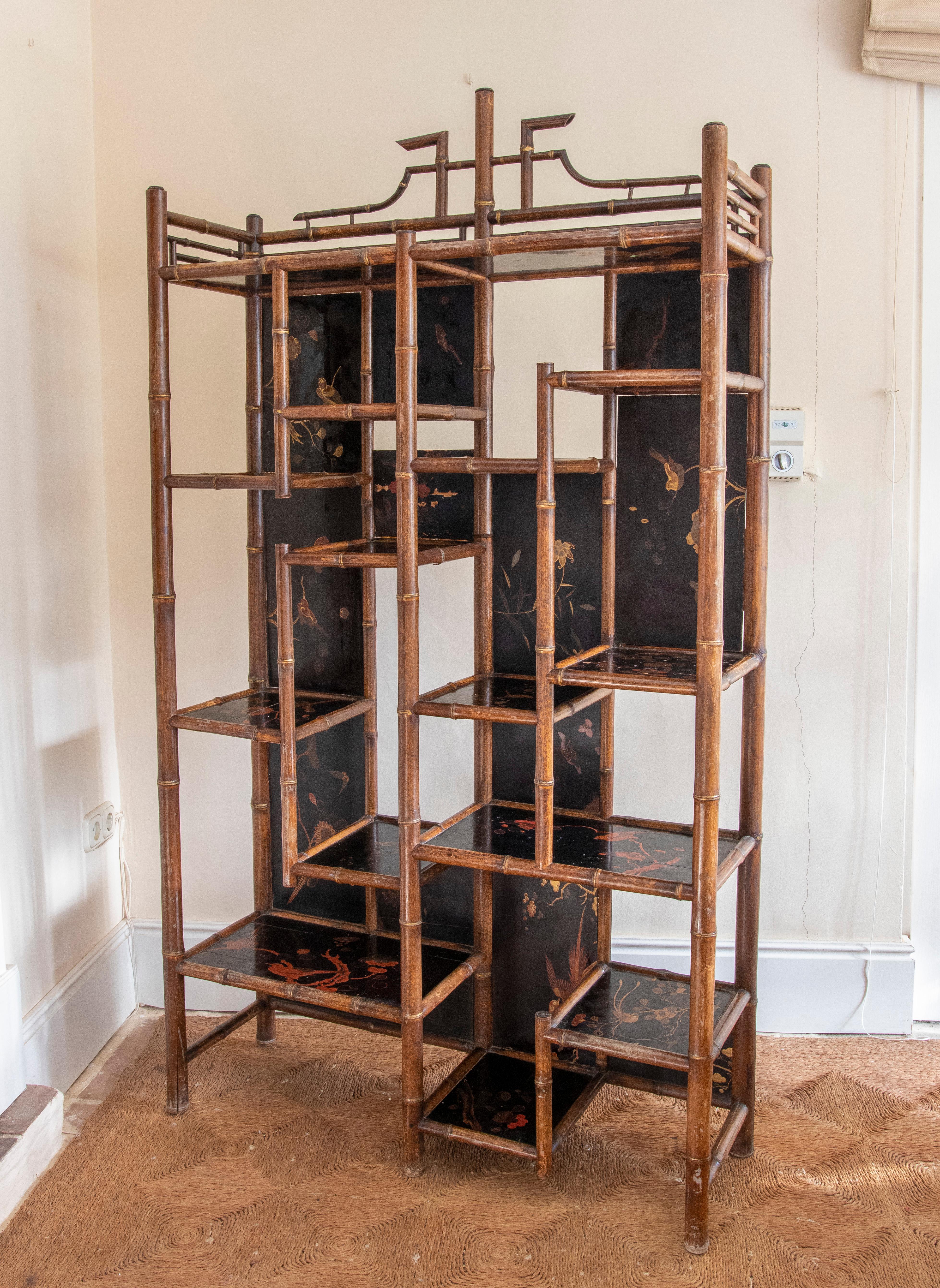 19th Century English Chinoiserie Style Bamboo Bookcase with Lacquered Decoration In Good Condition For Sale In Marbella, ES