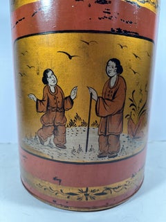 Lata de té de estilo chinoiserie del siglo XIX, fabricada en toleware, que se usaba en las tiendas de comestibles.