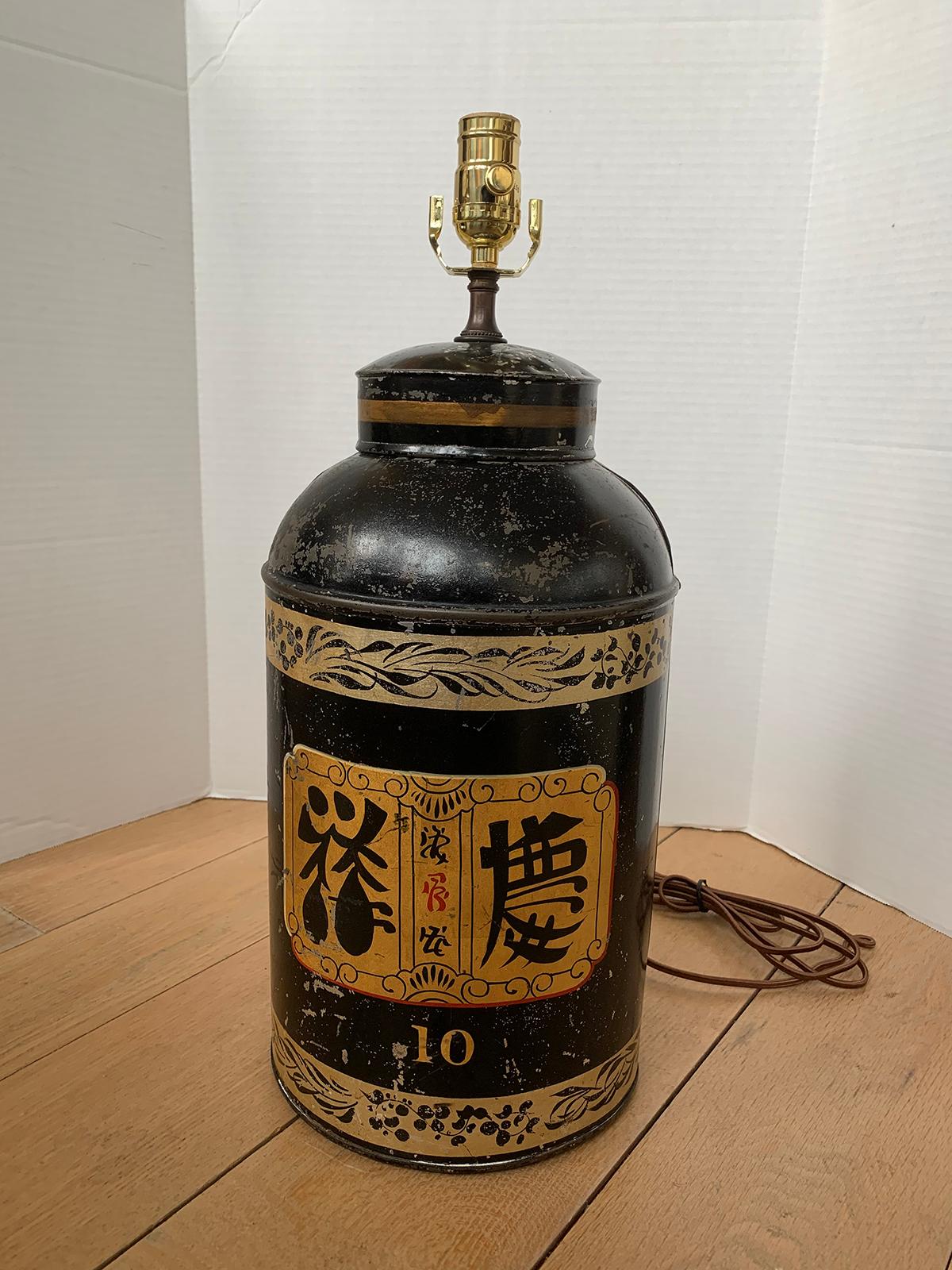 19th century English chinoiserie toleware tea tin as lamp by Rudduck & Comp of London, Labeled
New wiring.