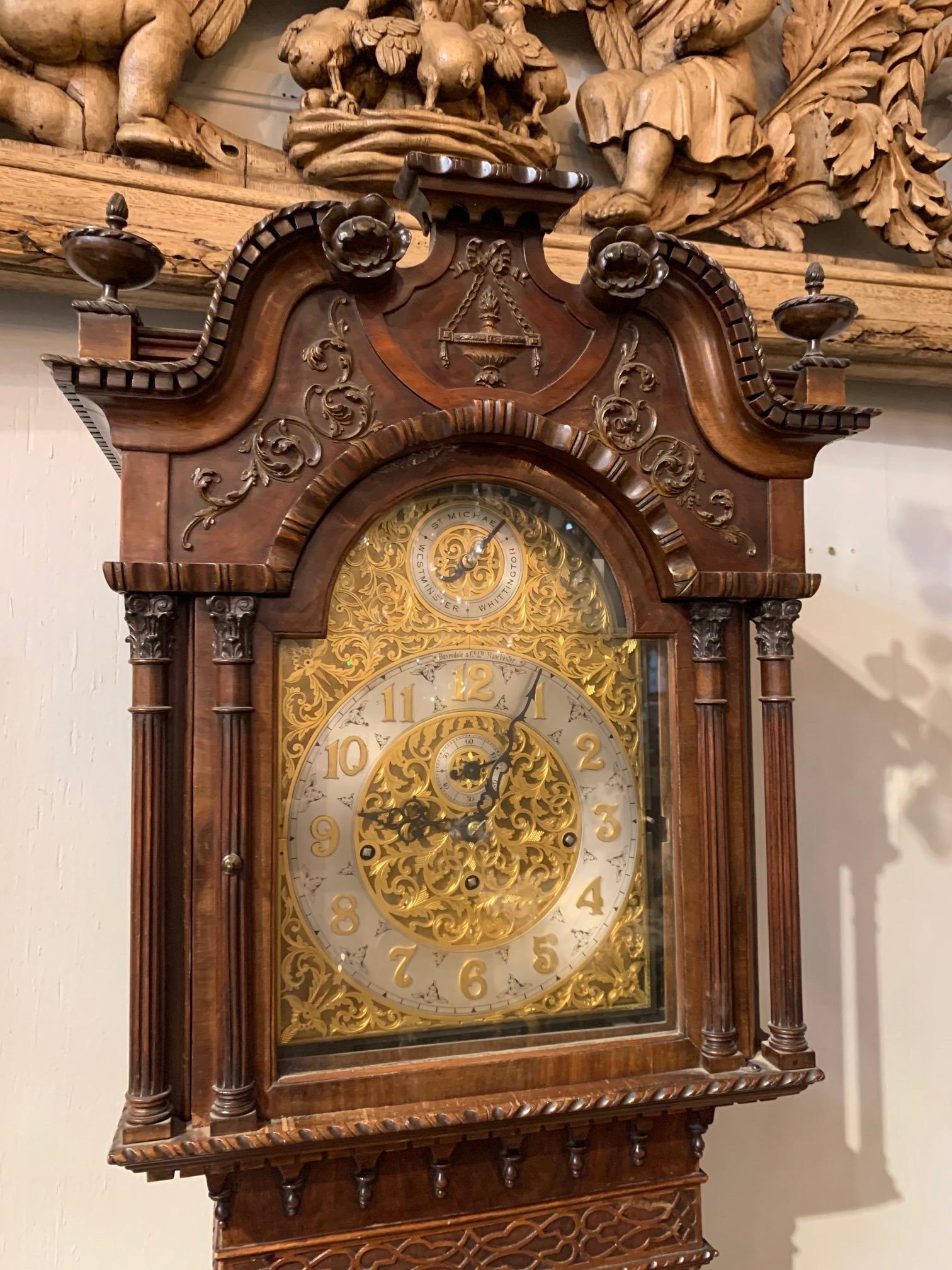 Sehr schöne englische Standuhr im Chippendale-Stil des 19. Jahrhunderts von Baxondale and Company, Manchester. Außergewöhnliche Schnitzereien und schöne Motive auf dem Ziffernblatt. Ein wahres Kunstwerk!