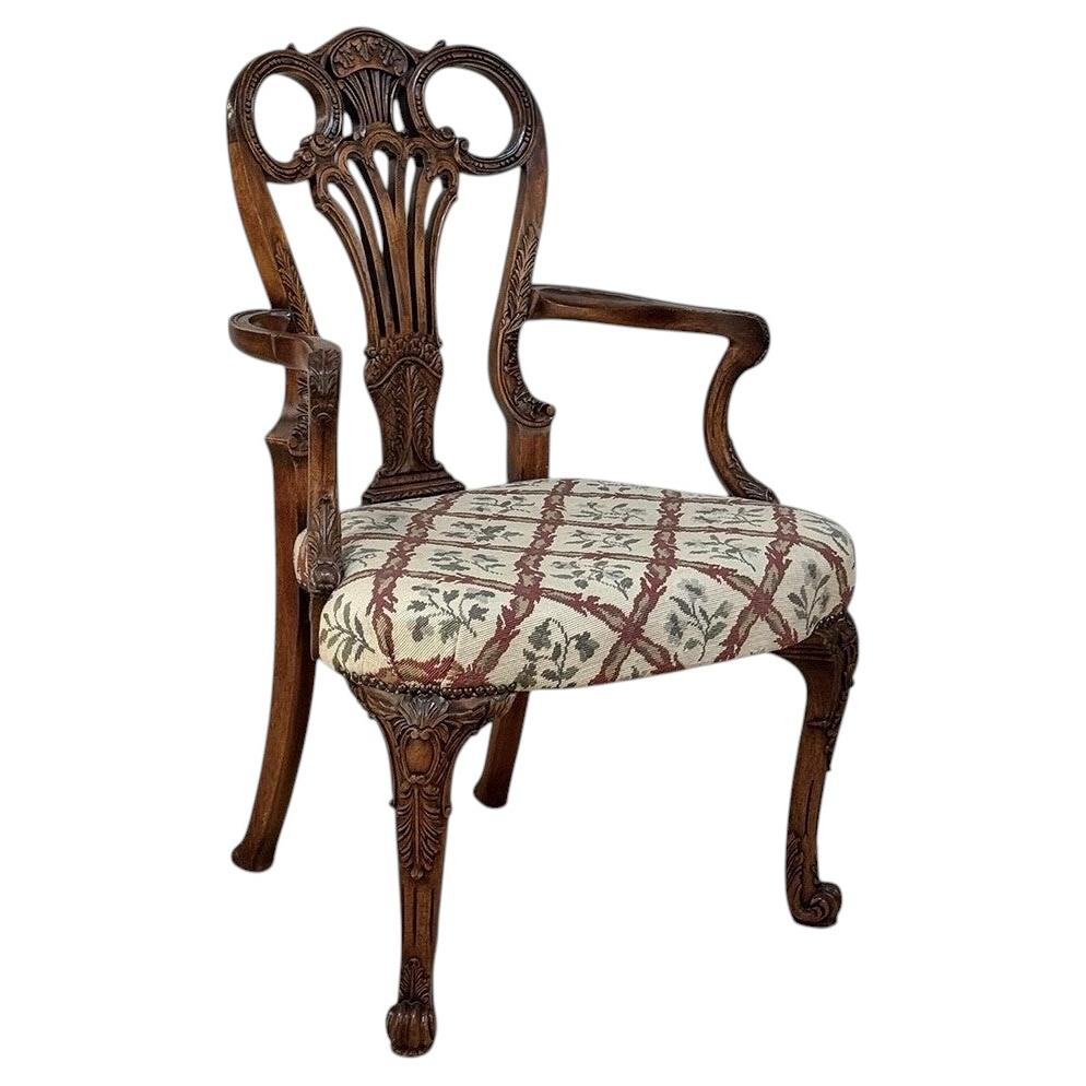 Fauteuil anglais du XIXe siècle en noyer sculpté, de style Chippendale en vente