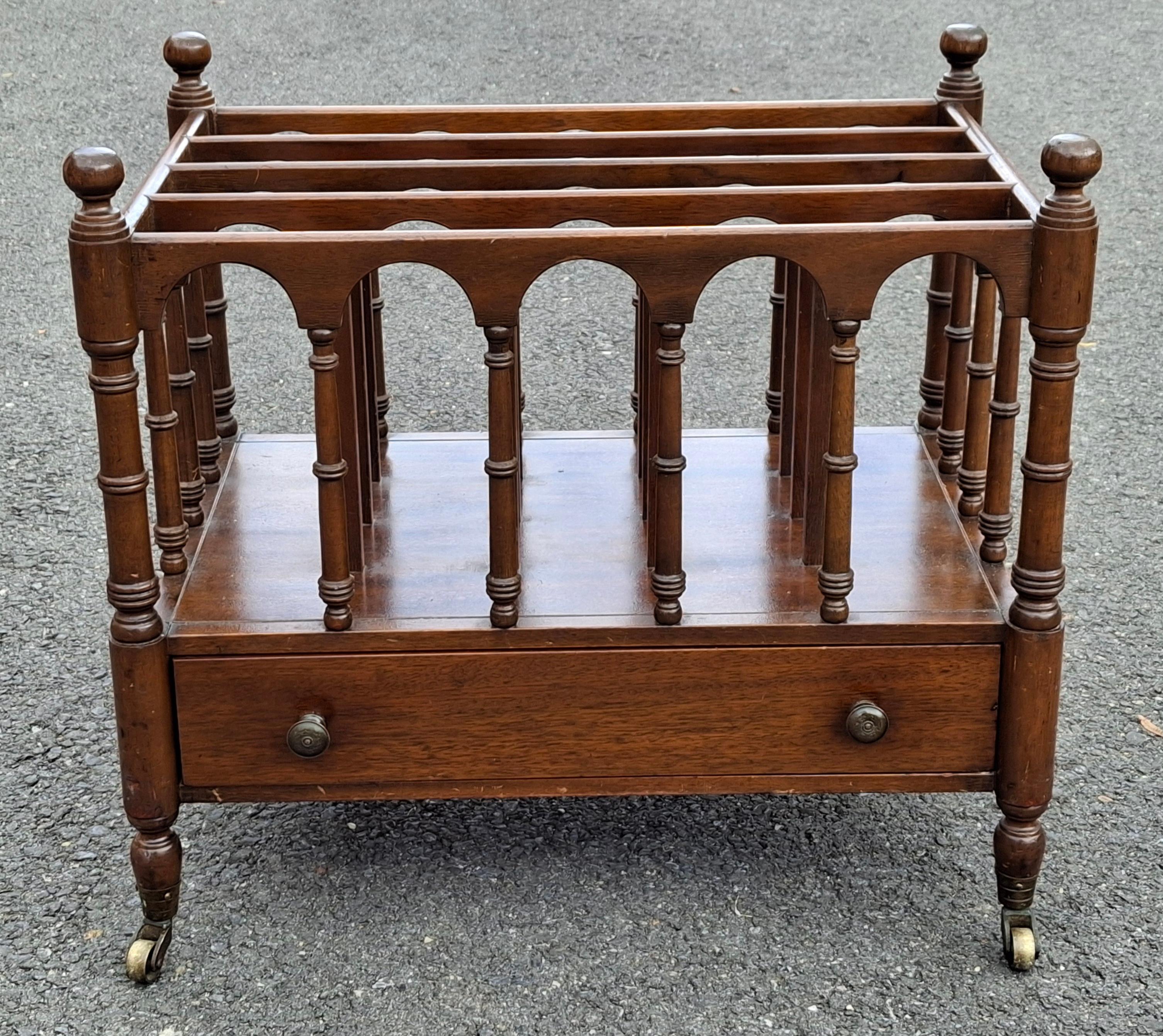 Canterbury in mogano in stile Chippendale del XIX secolo
MISURE: 20,5″ di larghezza x 13,5