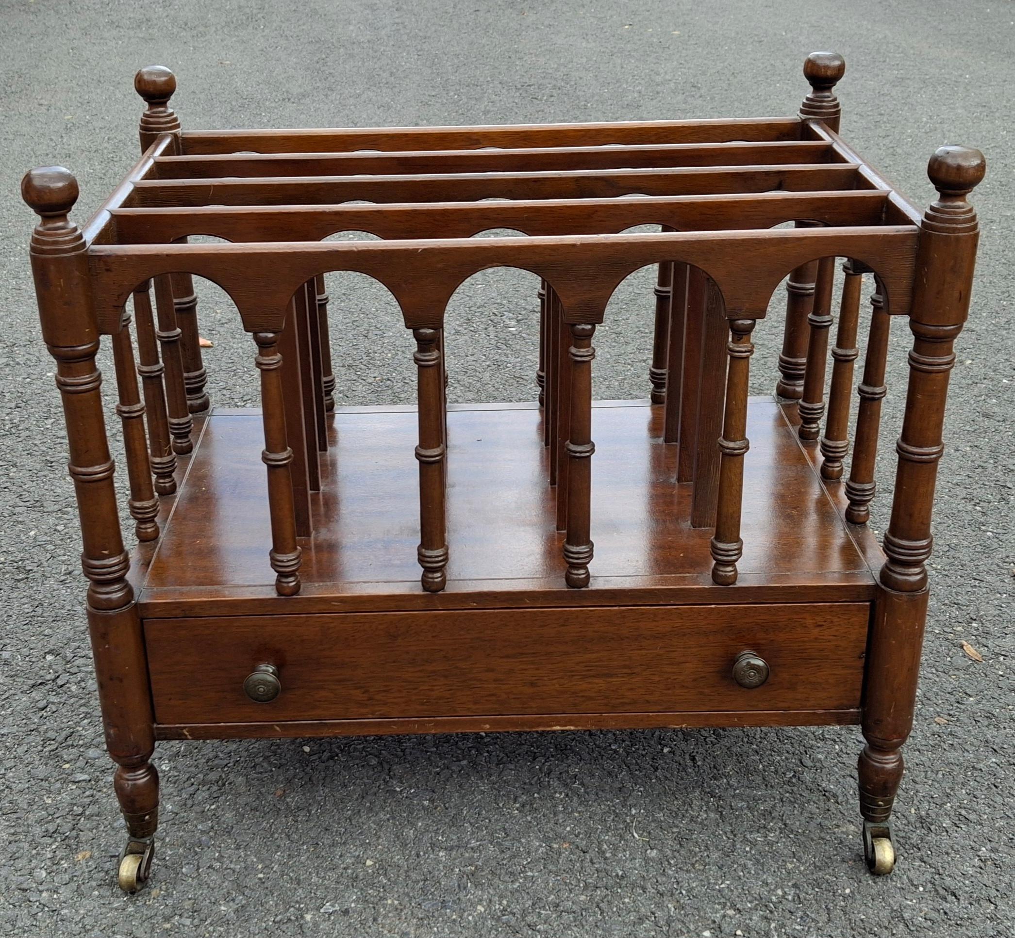 Intagliato Canterbury in mogano in stile Chippendale del XIX secolo in vendita